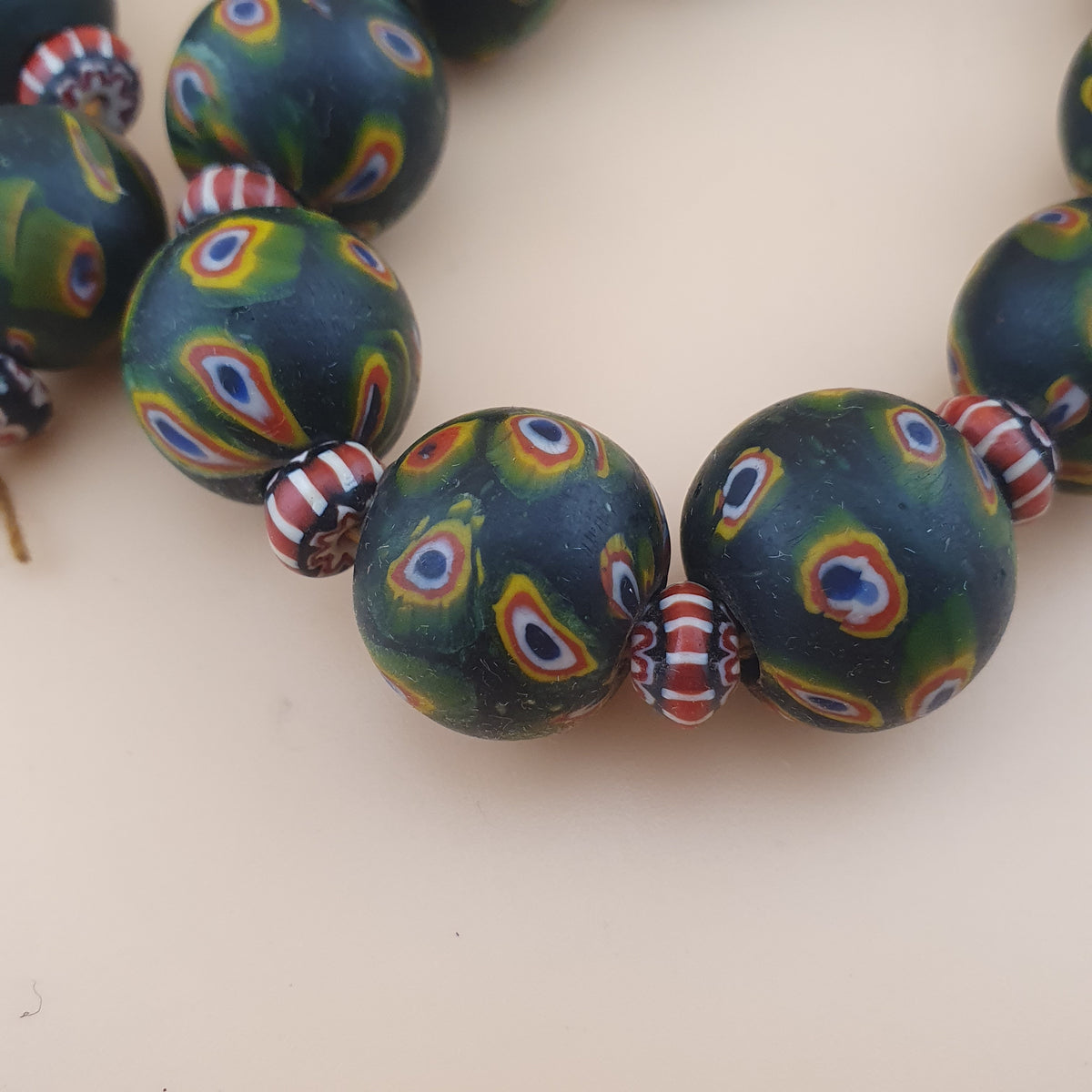 Halskette aus Vintage Glasperlen im venezianischen Stil mit Gabri-Augen und Chevron-Muster