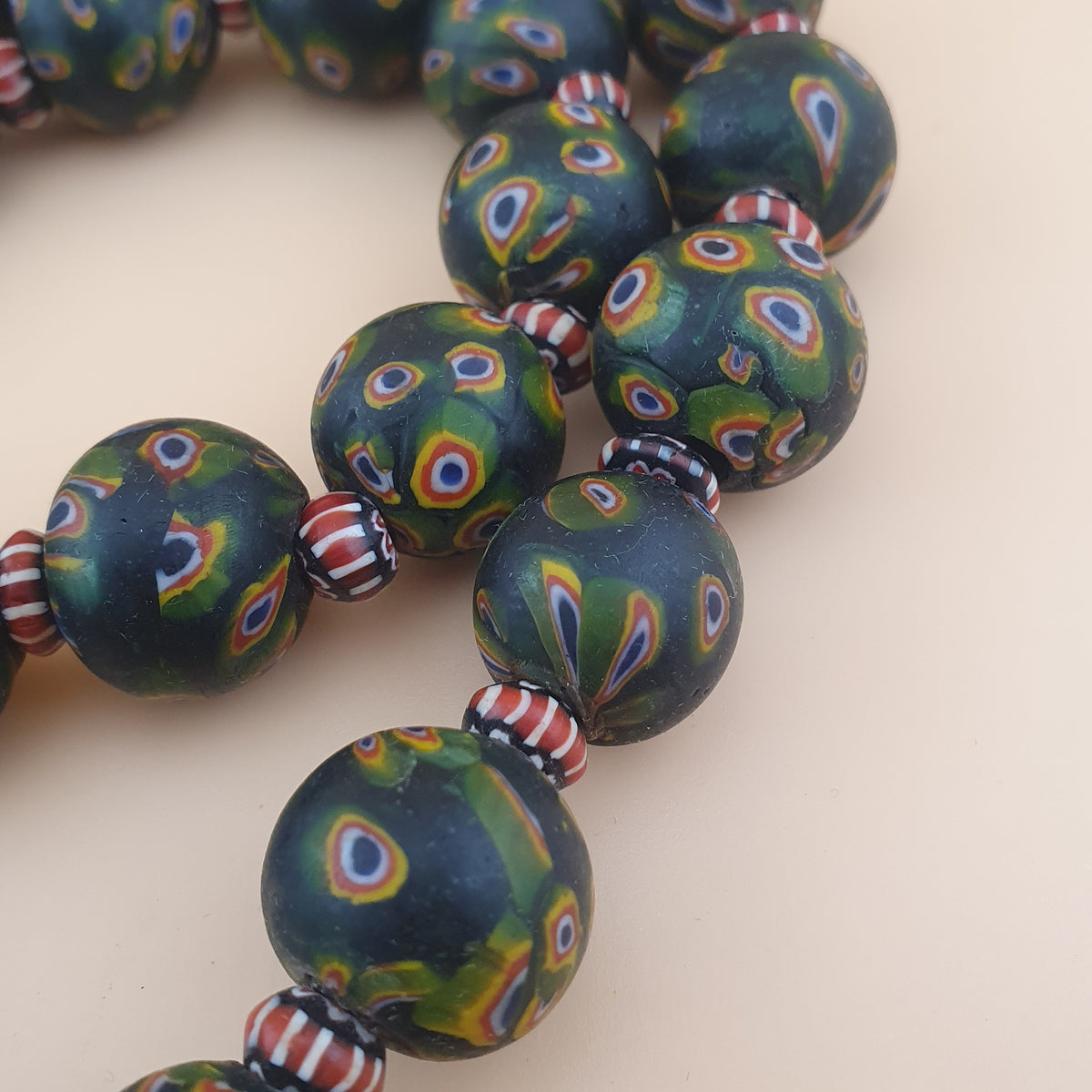Halskette aus Vintage Glasperlen im venezianischen Stil mit Gabri-Augen und Chevron-Muster