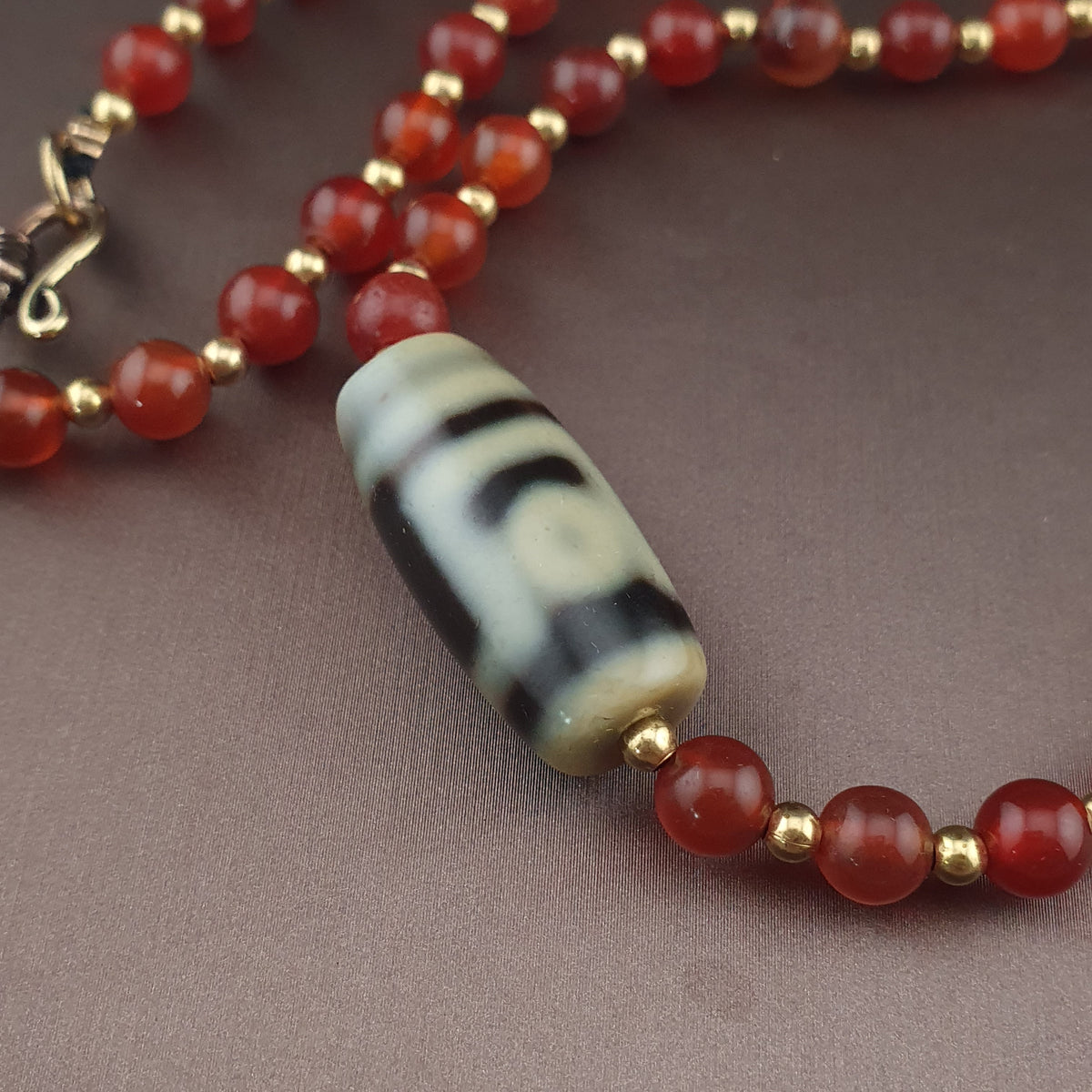 Collier pendentif Dzi en agate tibétaine Œil himalayen en agate cornaline vintage du Mali
