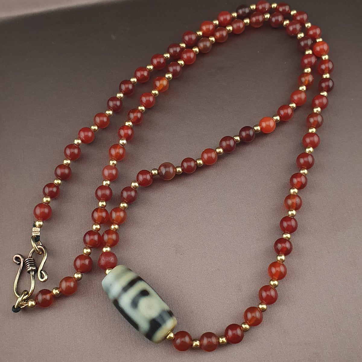 Collier pendentif Dzi en agate tibétaine Œil himalayen en agate cornaline vintage du Mali