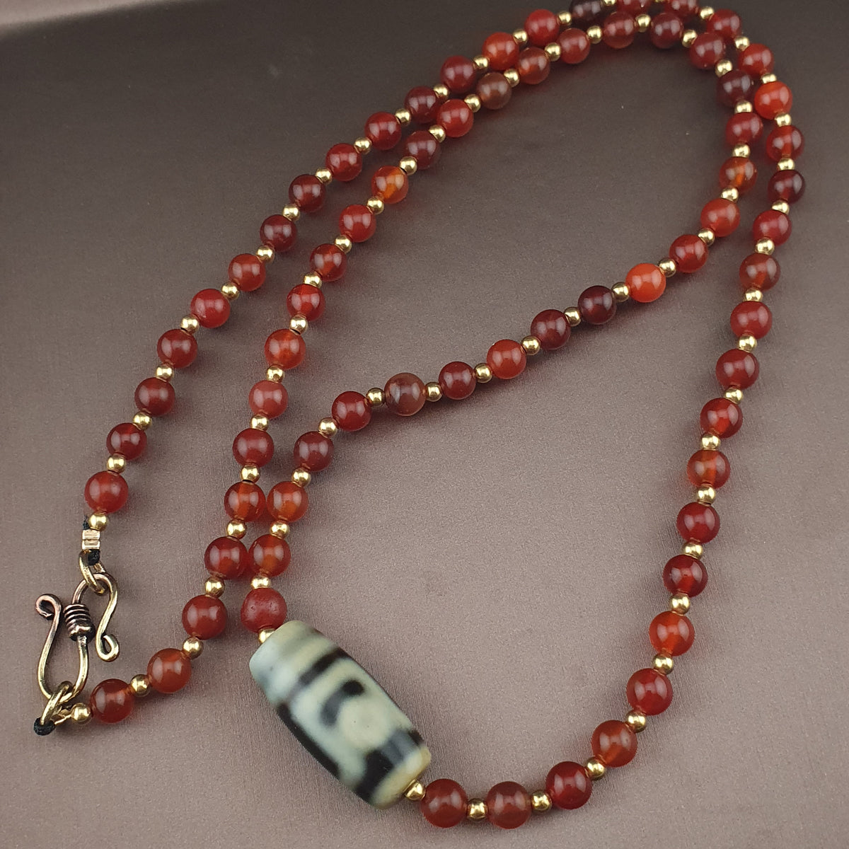 Collier pendentif Dzi en agate tibétaine Œil himalayen en agate cornaline vintage du Mali