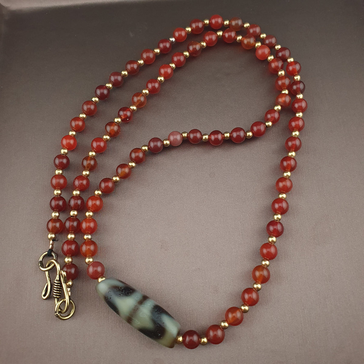 Collier avec Pendentif Ancien en Agate Tibétaine Zigzag et Perles de Cornaline