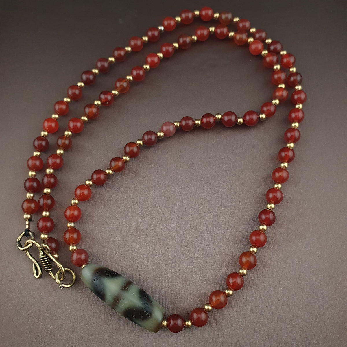 Collier avec Pendentif Ancien en Agate Tibétaine Zigzag et Perles de Cornaline