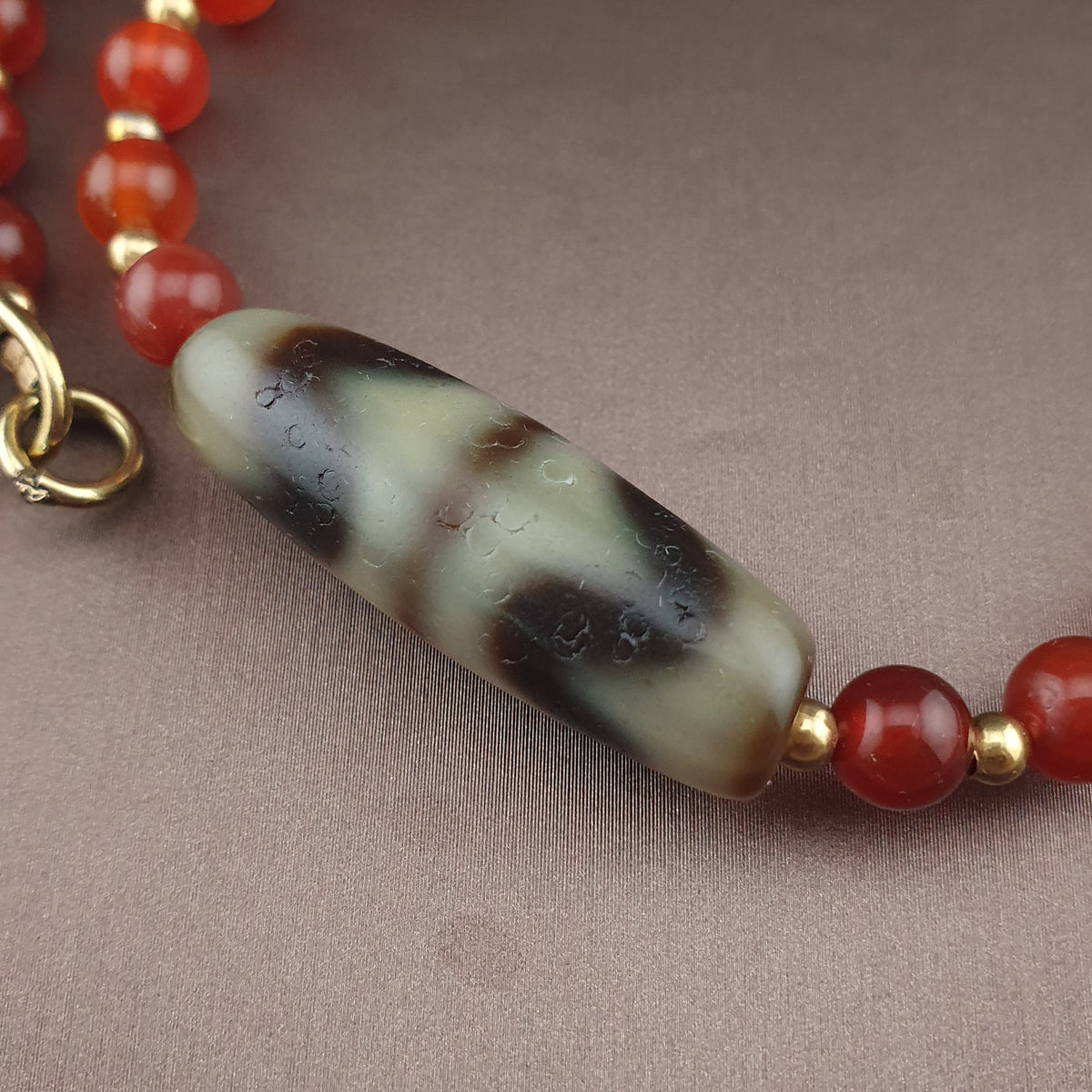 Collier avec Pendentif Ancien en Agate Tibétaine Zigzag et Perles de Cornaline