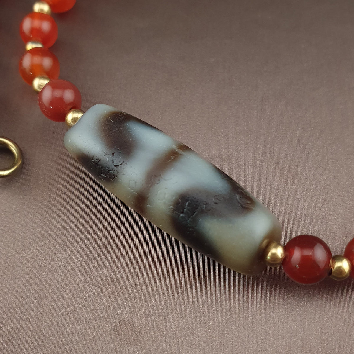 Collier avec Pendentif Ancien en Agate Tibétaine Zigzag et Perles de Cornaline