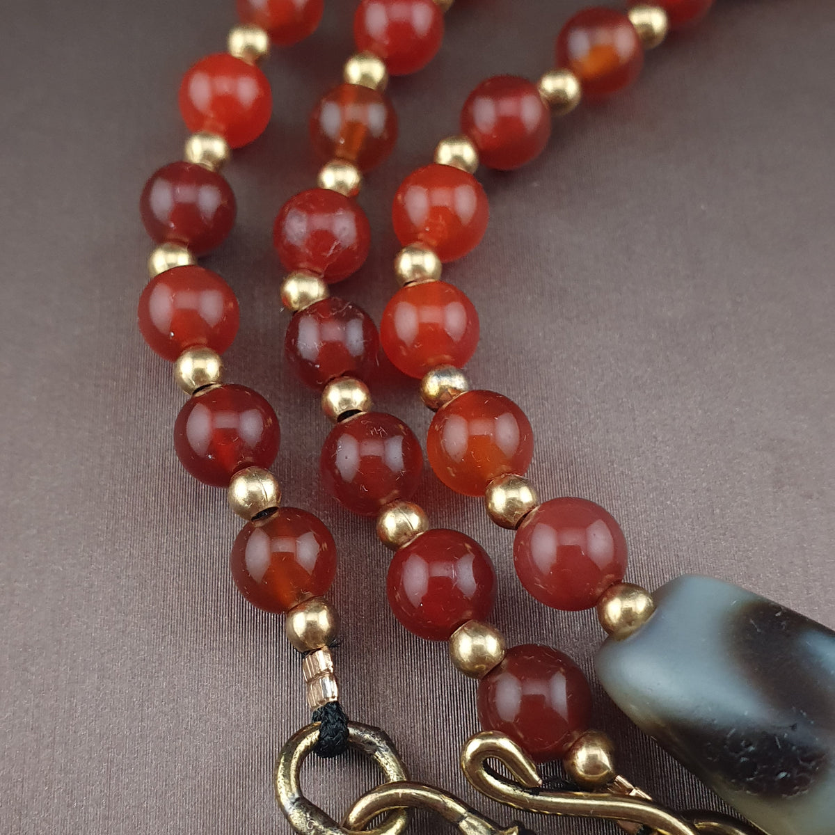 Collier avec Pendentif Ancien en Agate Tibétaine Zigzag et Perles de Cornaline
