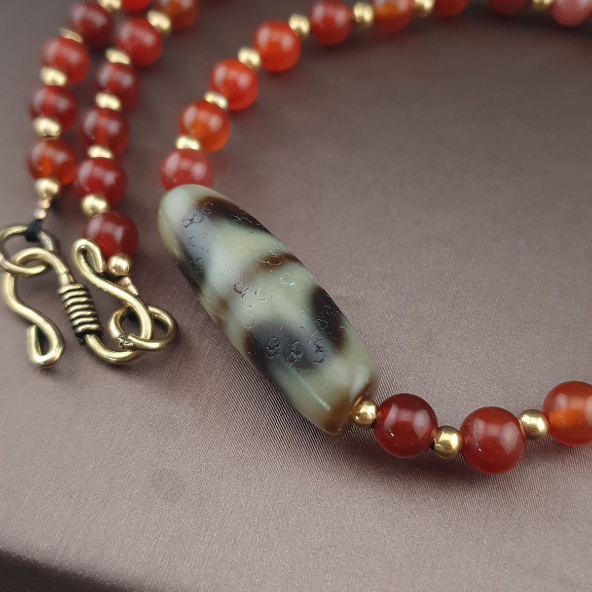 Collier avec Pendentif Ancien en Agate Tibétaine Zigzag et Perles de Cornaline