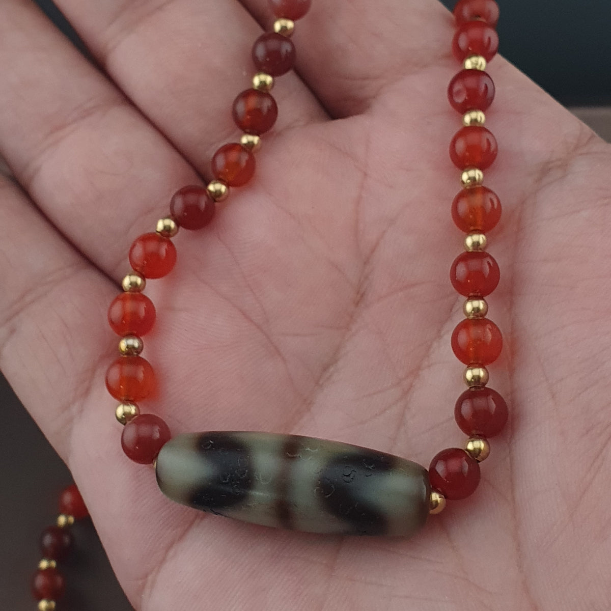 Collier avec Pendentif Ancien en Agate Tibétaine Zigzag et Perles de Cornaline