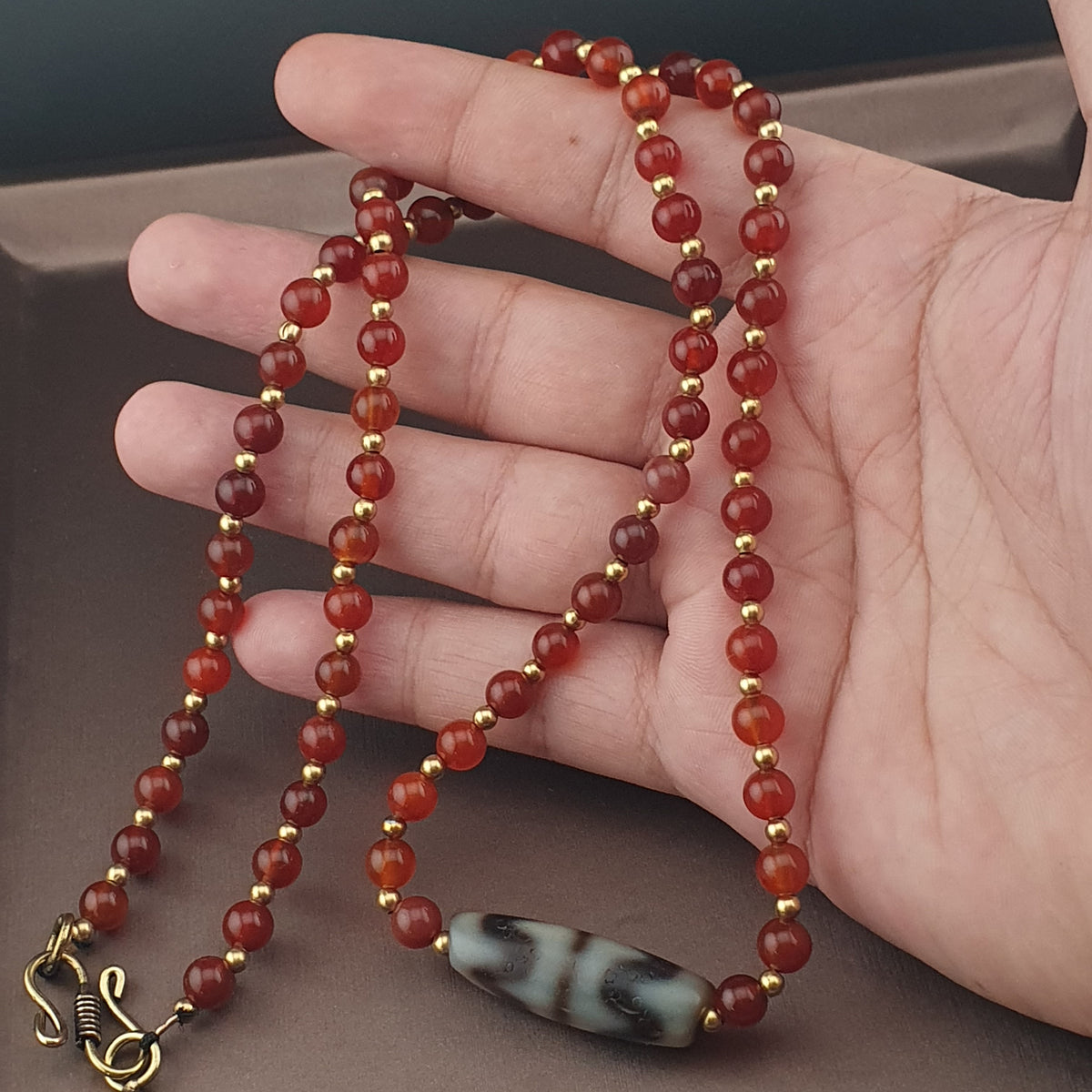 Collier avec Pendentif Ancien en Agate Tibétaine Zigzag et Perles de Cornaline