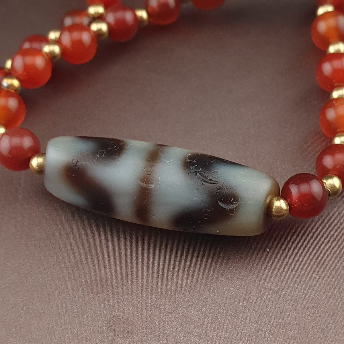 Collier avec Pendentif Ancien en Agate Tibétaine Zigzag et Perles de Cornaline