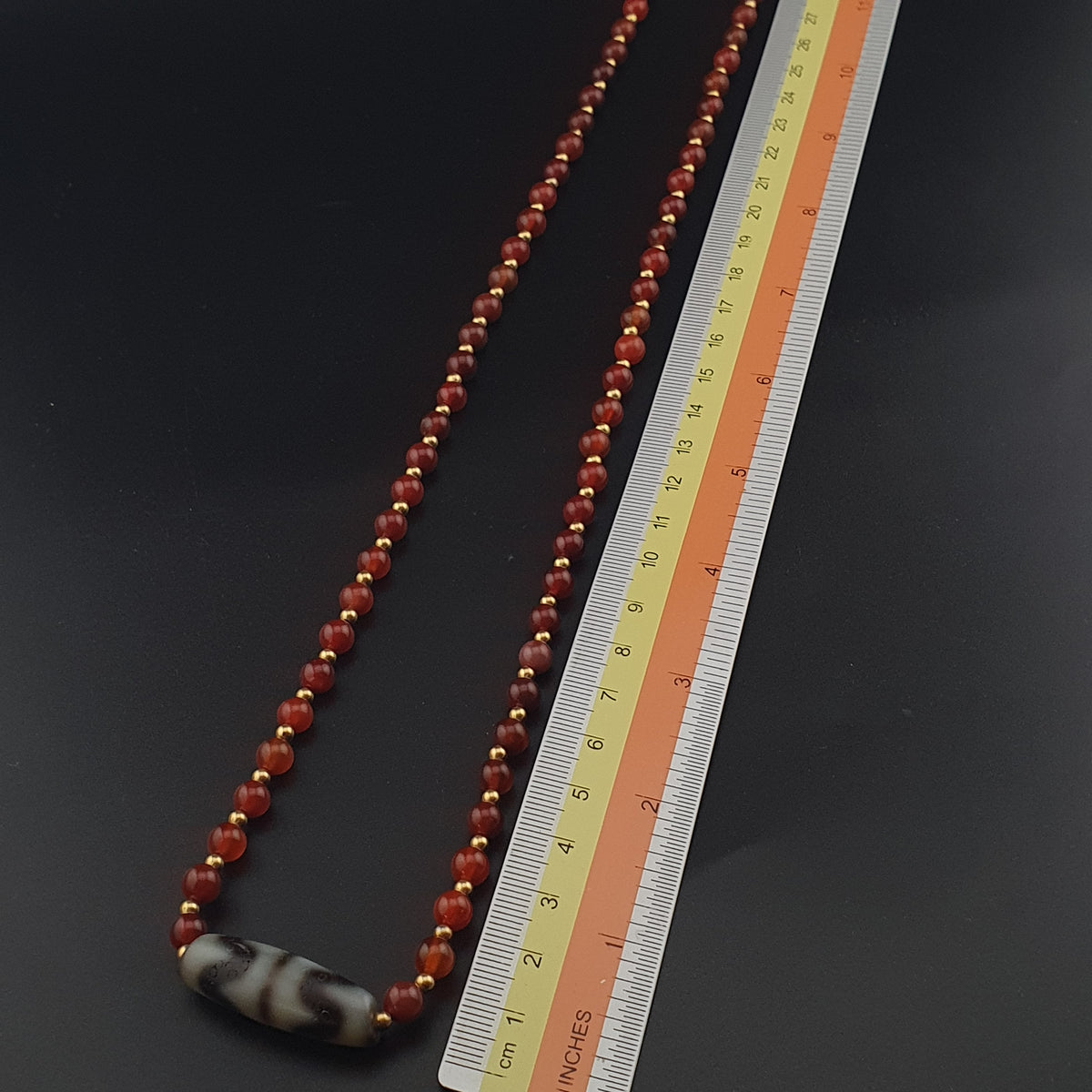 Collier avec Pendentif Ancien en Agate Tibétaine Zigzag et Perles de Cornaline