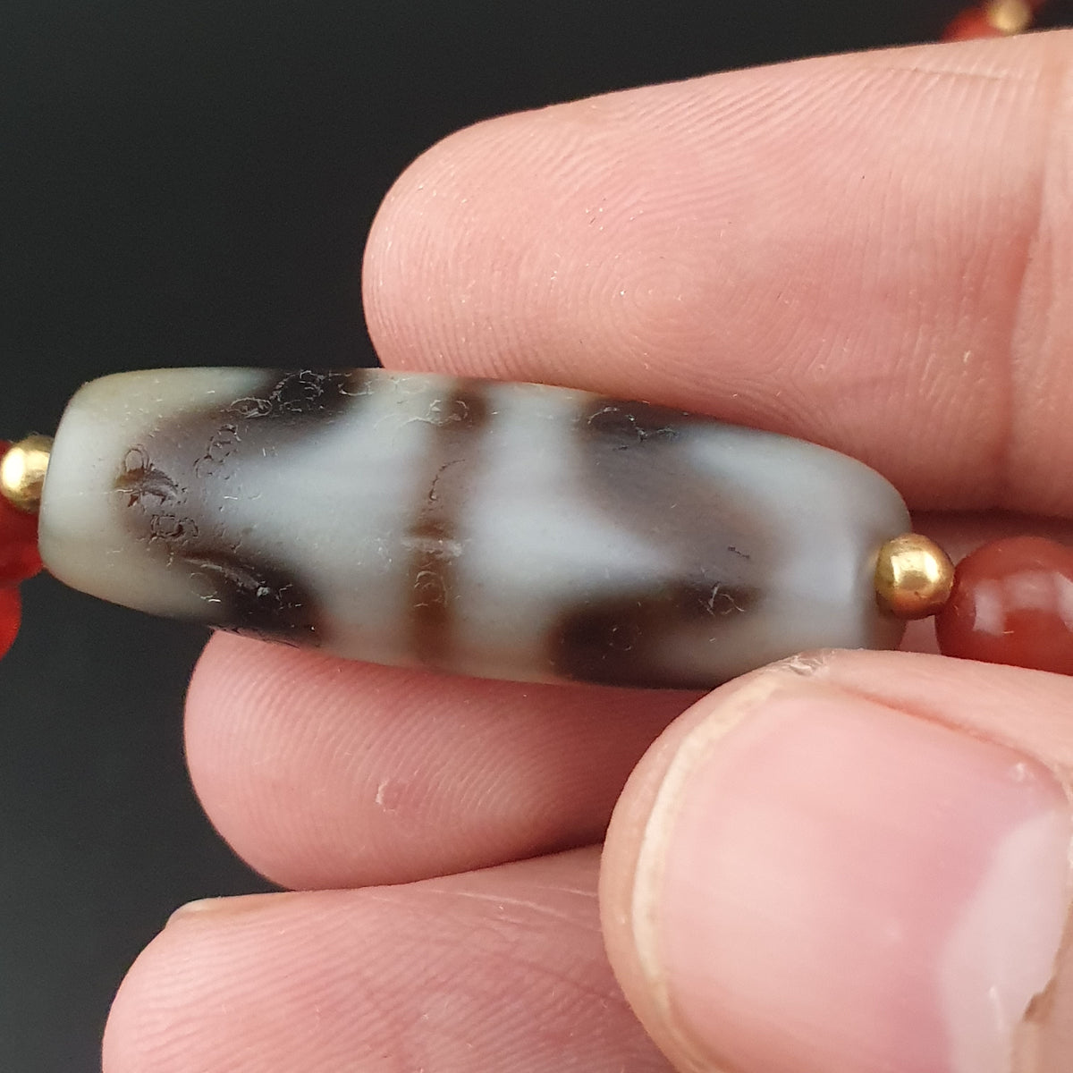 Collier avec Pendentif Ancien en Agate Tibétaine Zigzag et Perles de Cornaline