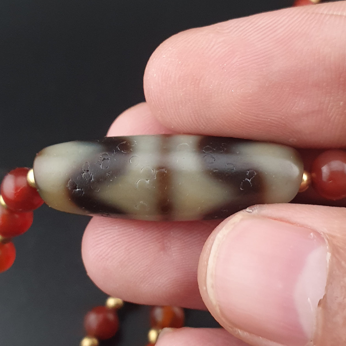 Collier avec Pendentif Ancien en Agate Tibétaine Zigzag et Perles de Cornaline