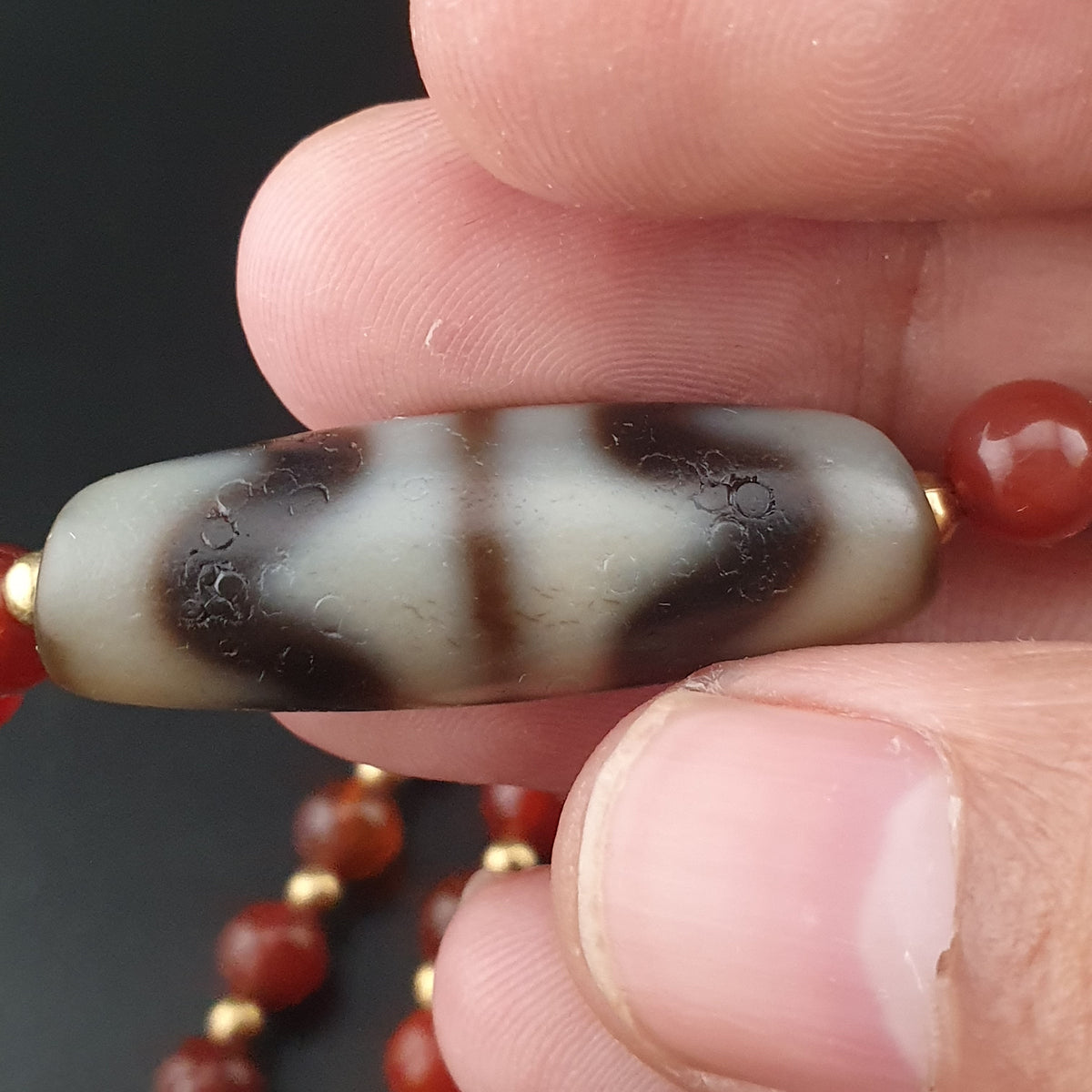 Collier avec Pendentif Ancien en Agate Tibétaine Zigzag et Perles de Cornaline