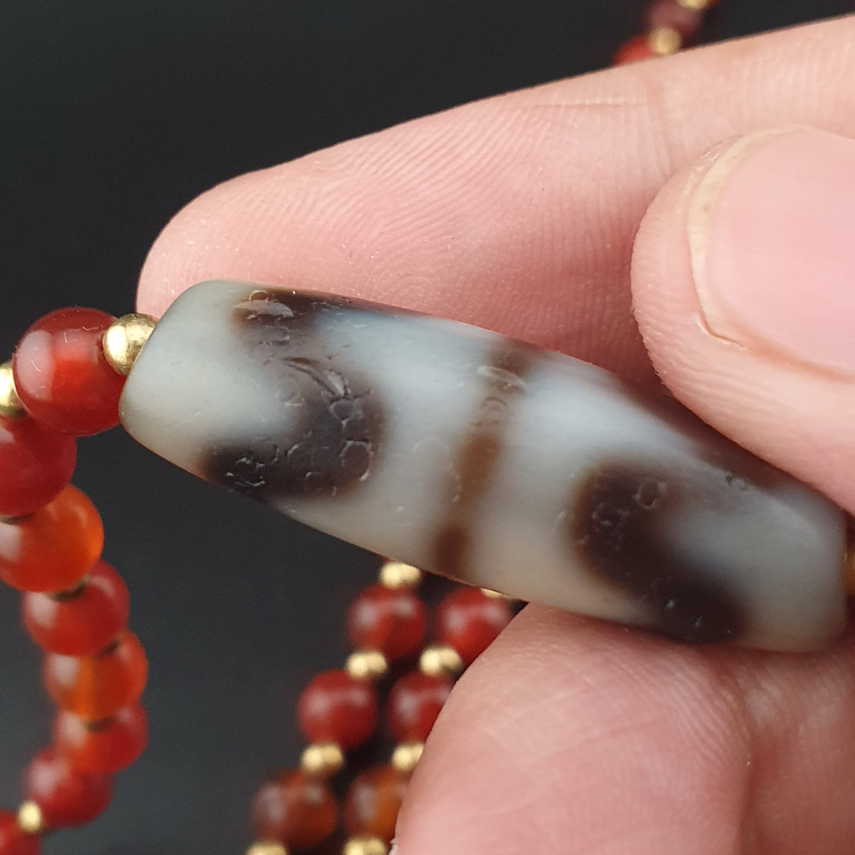 Collier avec Pendentif Ancien en Agate Tibétaine Zigzag et Perles de Cornaline