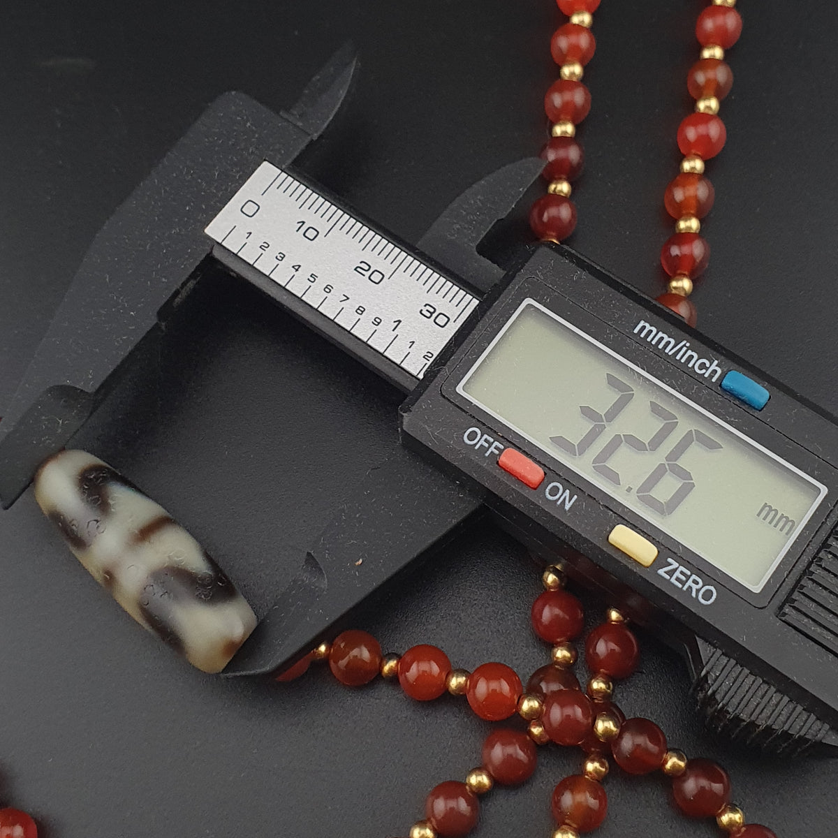 Collier avec Pendentif Ancien en Agate Tibétaine Zigzag et Perles de Cornaline