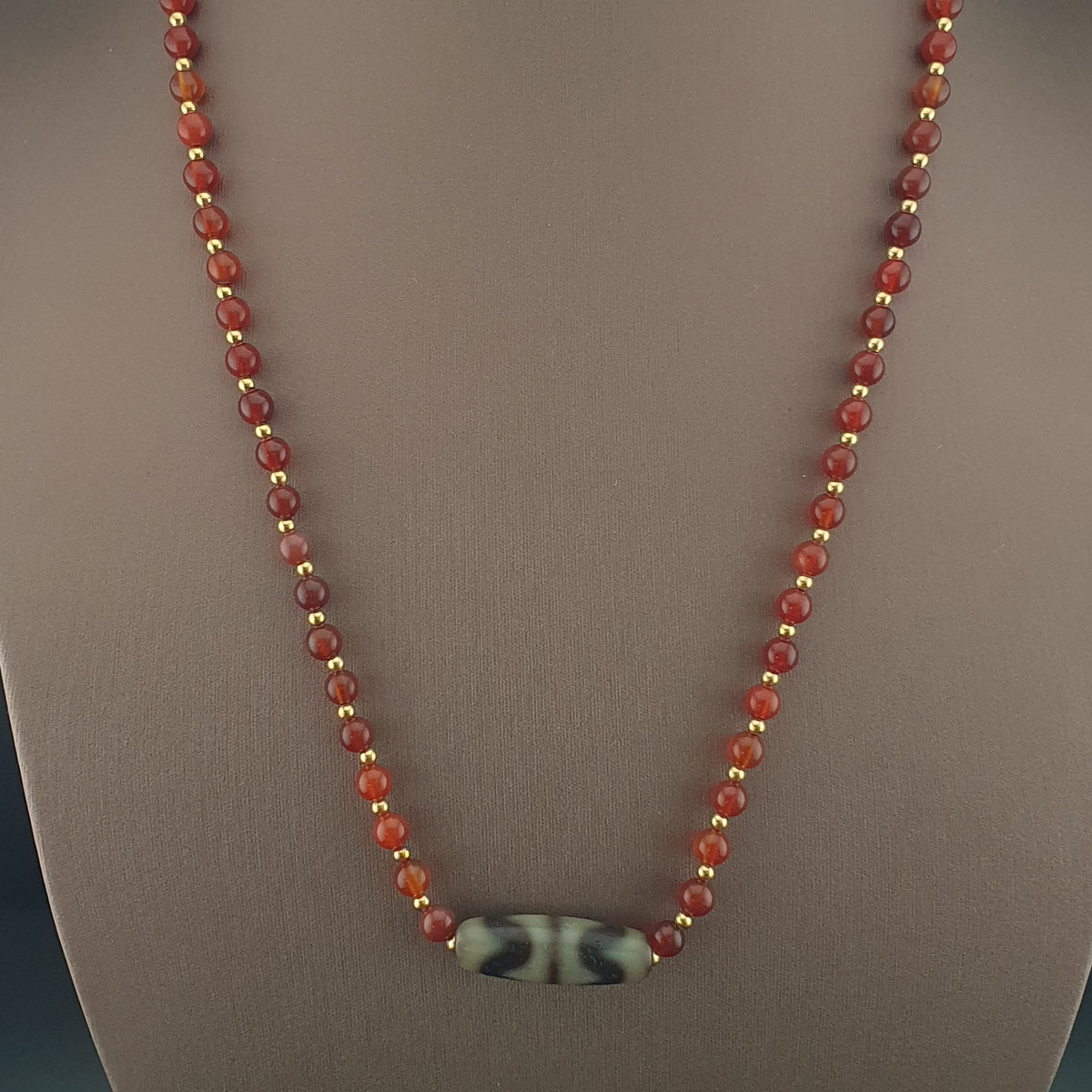 Collier avec Pendentif Ancien en Agate Tibétaine Zigzag et Perles de Cornaline