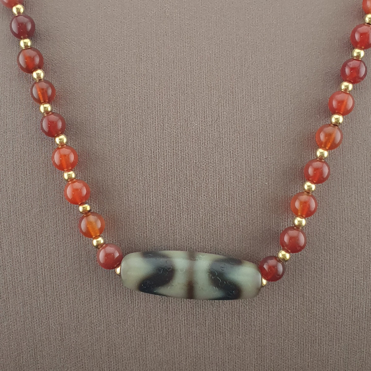 Collier avec Pendentif Ancien en Agate Tibétaine Zigzag et Perles de Cornaline