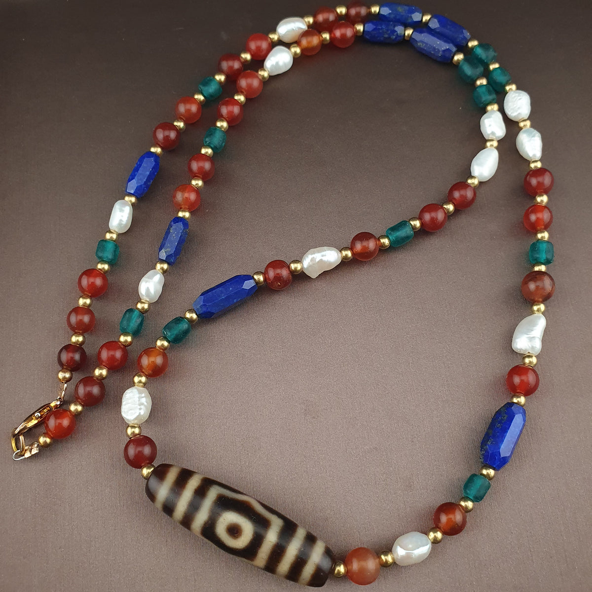 Collier de perles ancien tibétain himalayen Dzi en agate à 3 yeux avec mélange de lapis et de cornaline