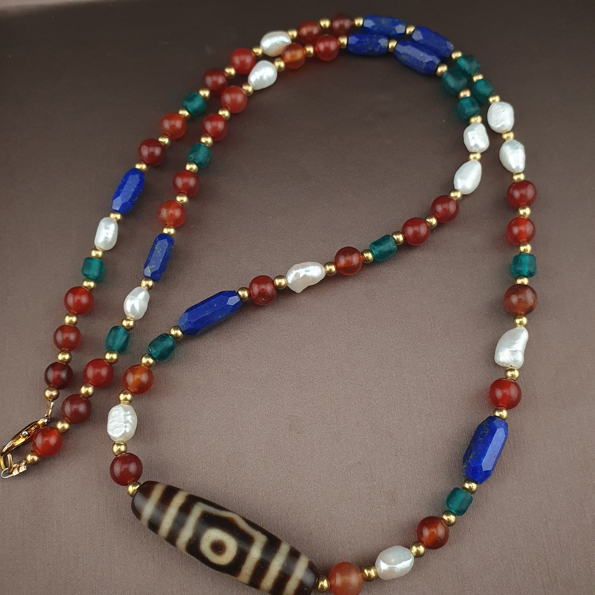 Collier de perles ancien tibétain himalayen Dzi en agate à 3 yeux avec mélange de lapis et de cornaline