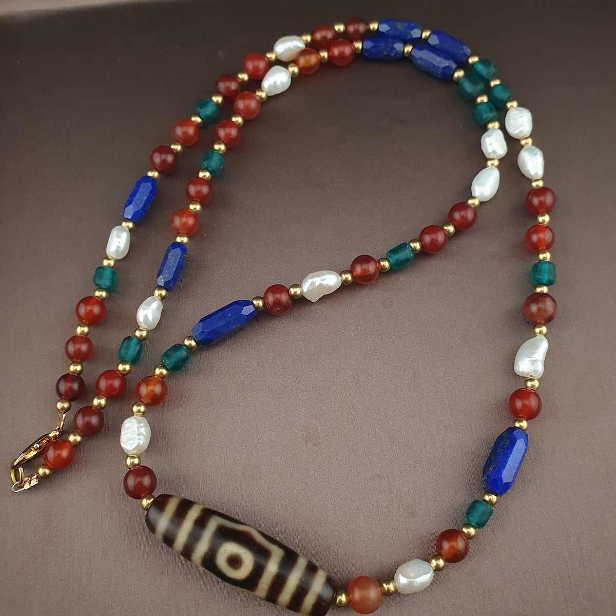 Collier de perles ancien tibétain himalayen Dzi en agate à 3 yeux avec mélange de lapis et de cornaline