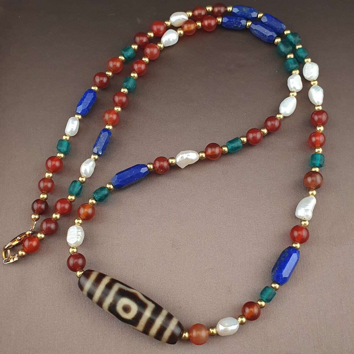Collier de perles ancien tibétain himalayen Dzi en agate à 3 yeux avec mélange de lapis et de cornaline