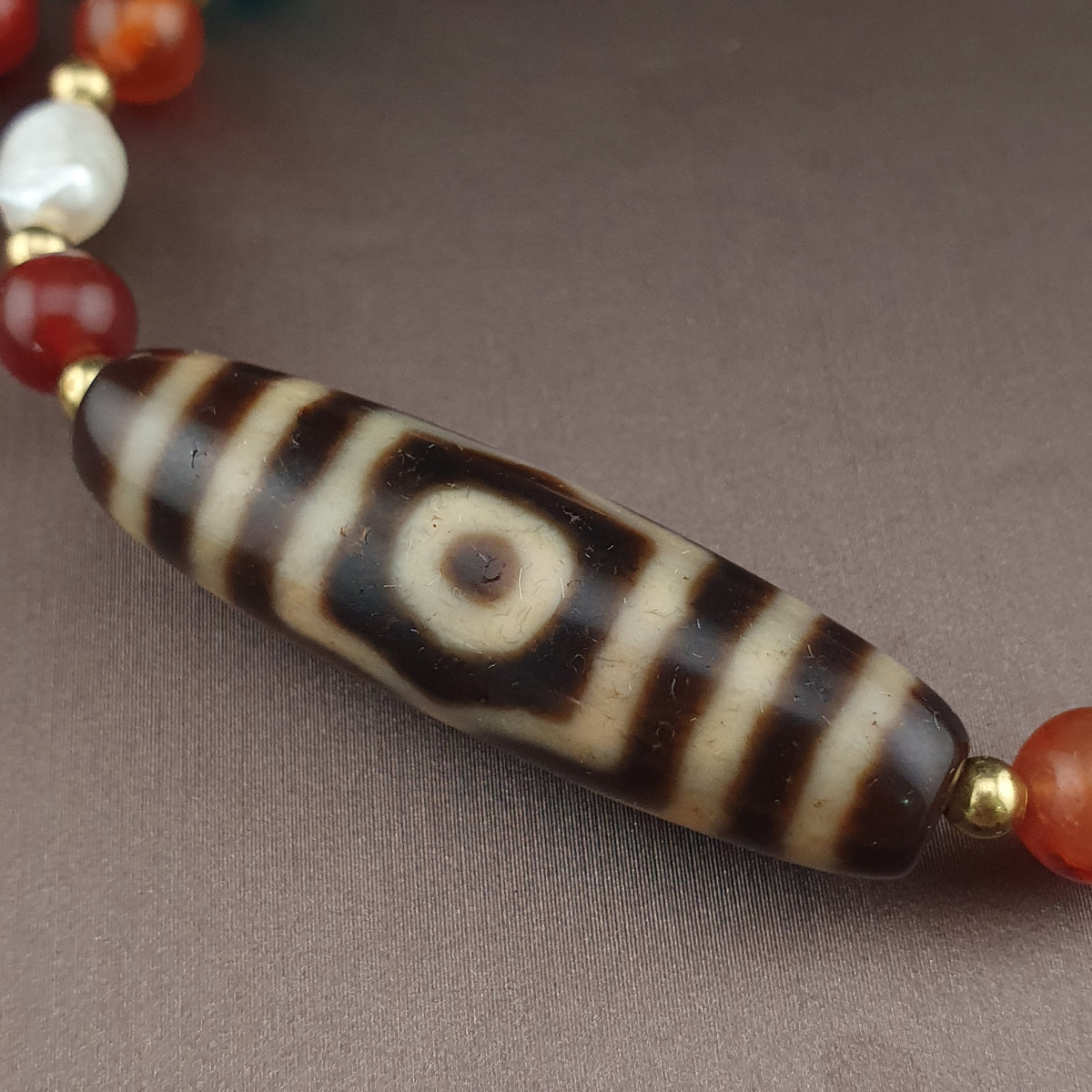 Collier de perles ancien tibétain himalayen Dzi en agate à 3 yeux avec mélange de lapis et de cornaline