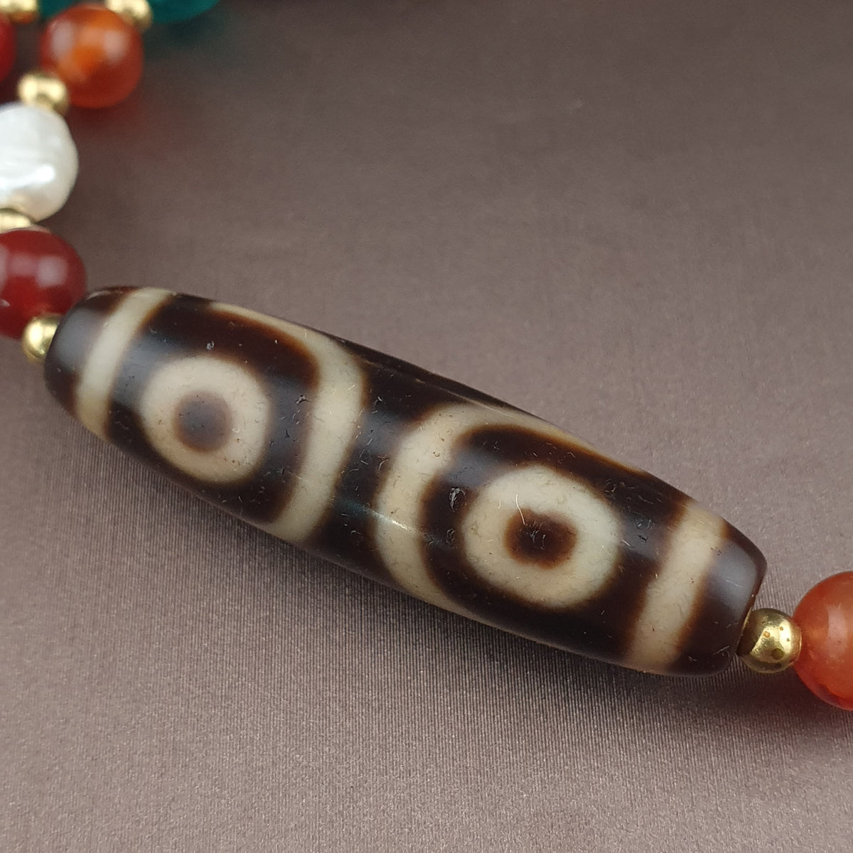 Collier de perles ancien tibétain himalayen Dzi en agate à 3 yeux avec mélange de lapis et de cornaline