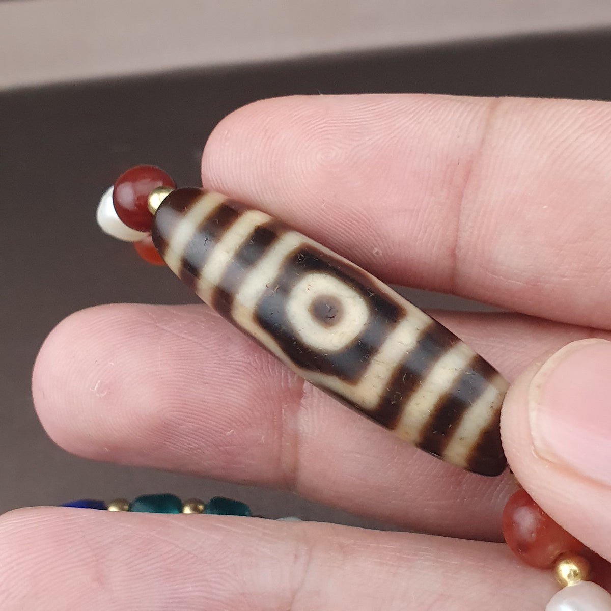 Collier de perles ancien tibétain himalayen Dzi en agate à 3 yeux avec mélange de lapis et de cornaline