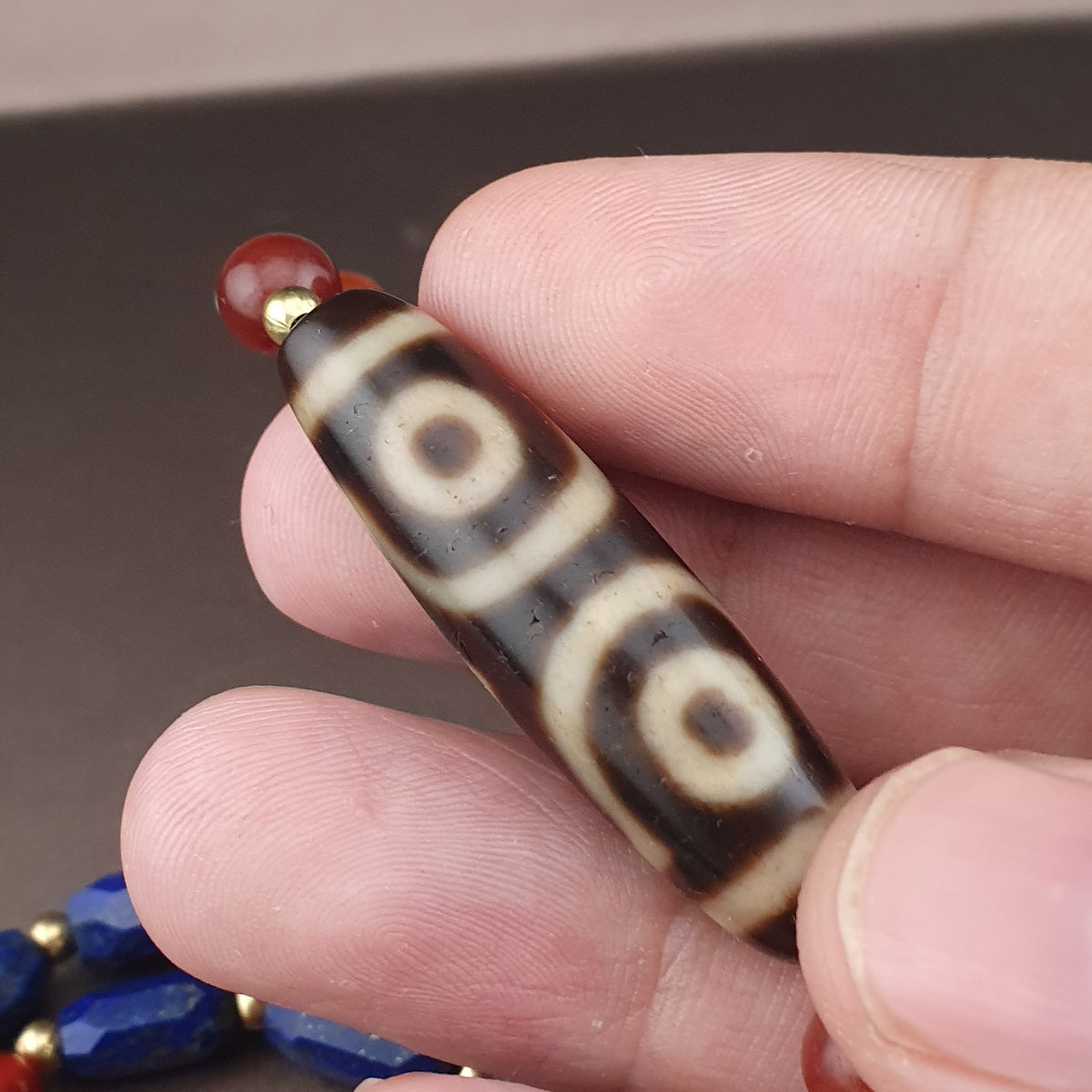 Collier de perles ancien tibétain himalayen Dzi en agate à 3 yeux avec mélange de lapis et de cornaline