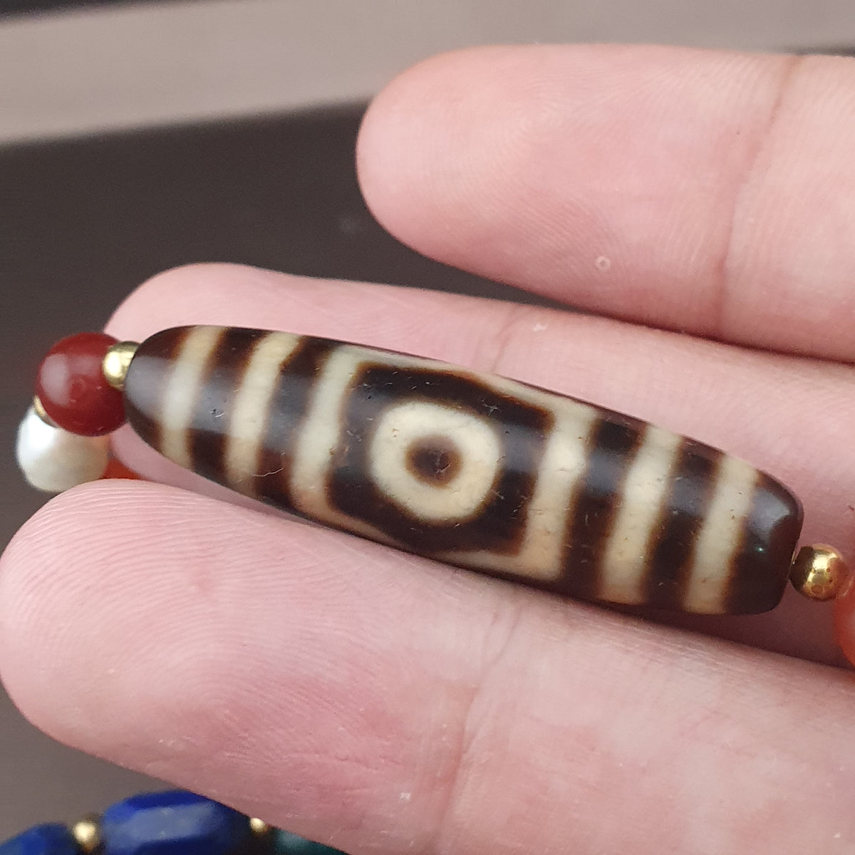 Collier de perles ancien tibétain himalayen Dzi en agate à 3 yeux avec mélange de lapis et de cornaline