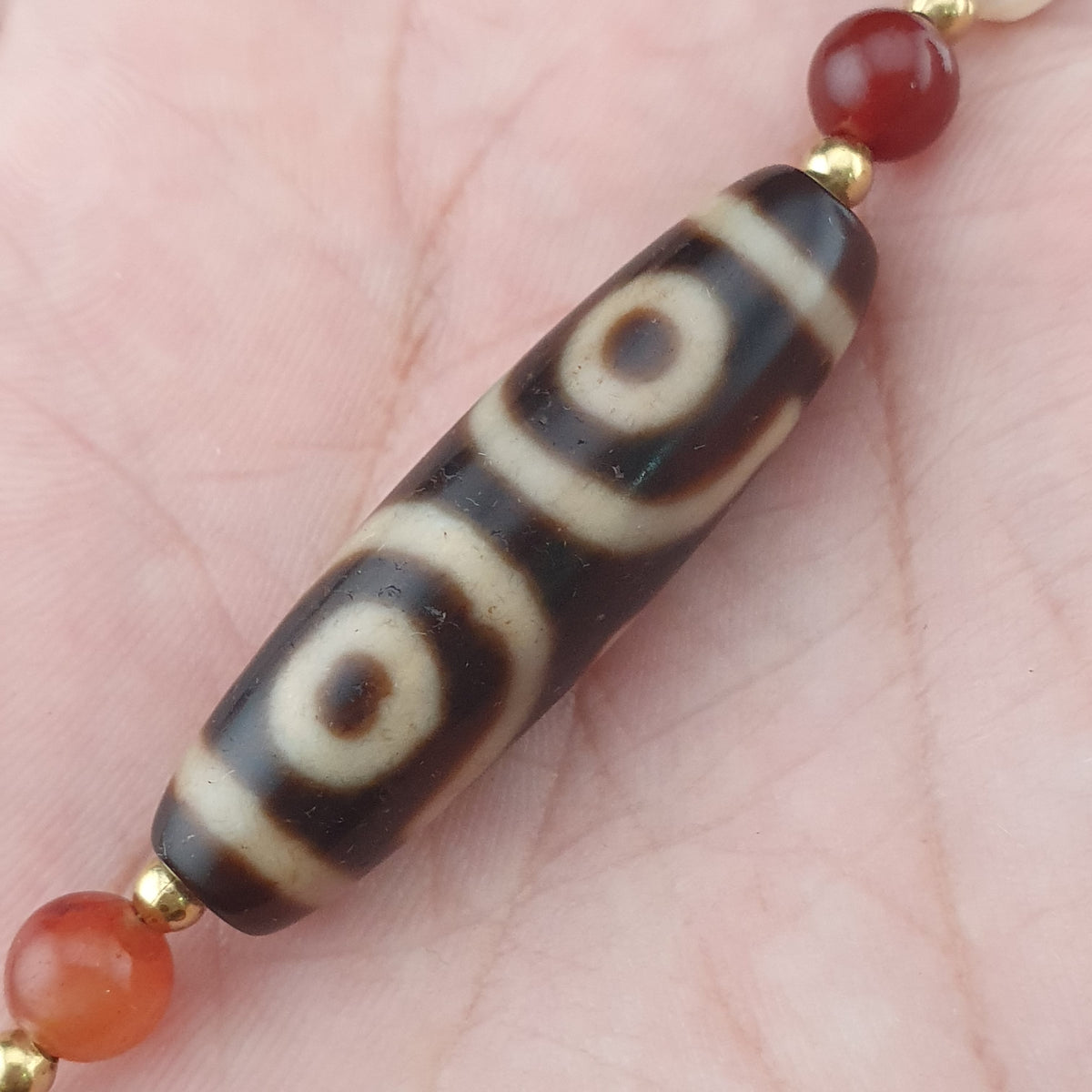 Collier de perles ancien tibétain himalayen Dzi en agate à 3 yeux avec mélange de lapis et de cornaline