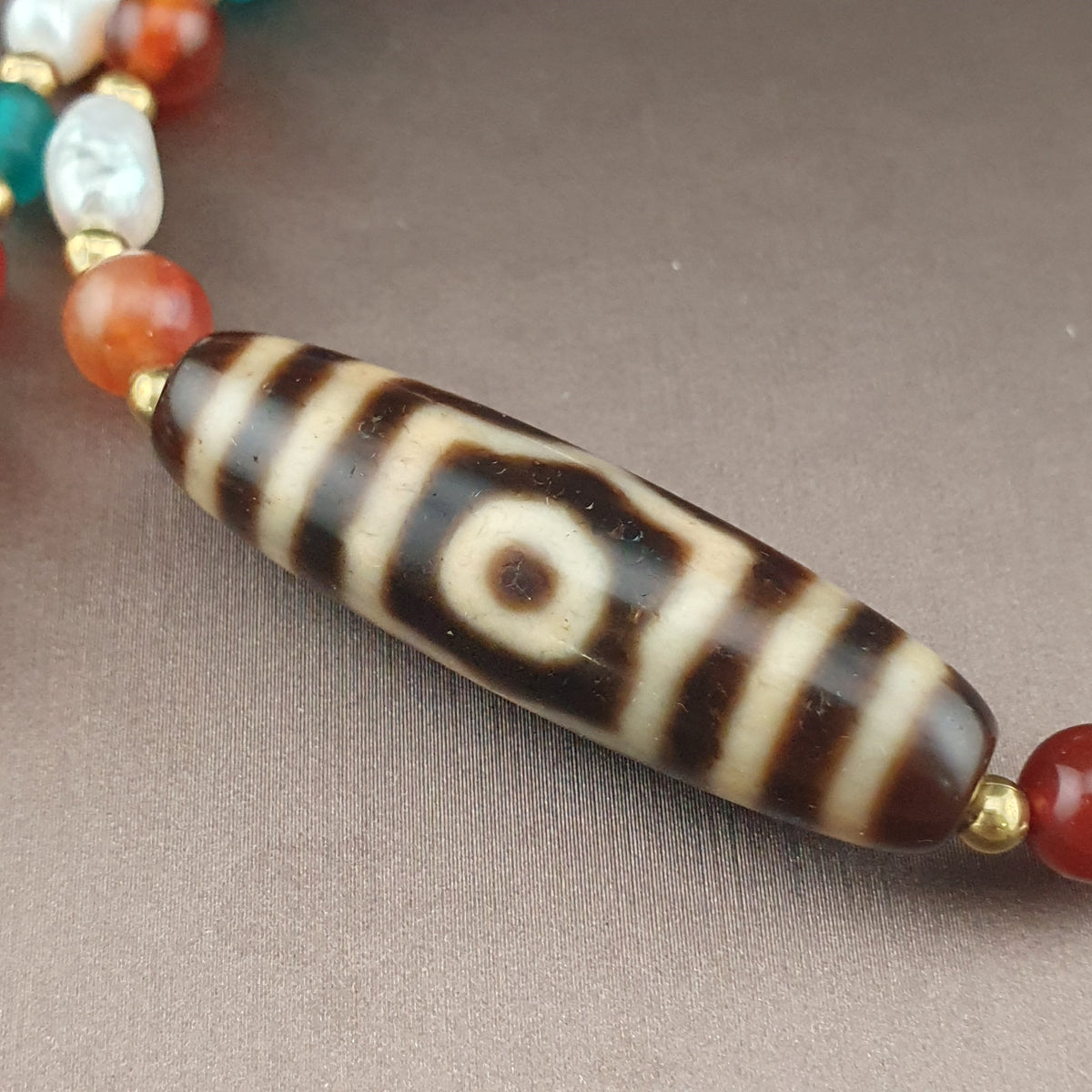 Collier de perles ancien tibétain himalayen Dzi en agate à 3 yeux avec mélange de lapis et de cornaline