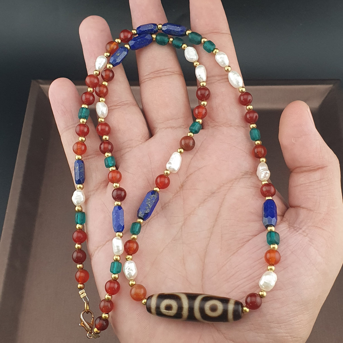 Collier de perles ancien tibétain himalayen Dzi en agate à 3 yeux avec mélange de lapis et de cornaline