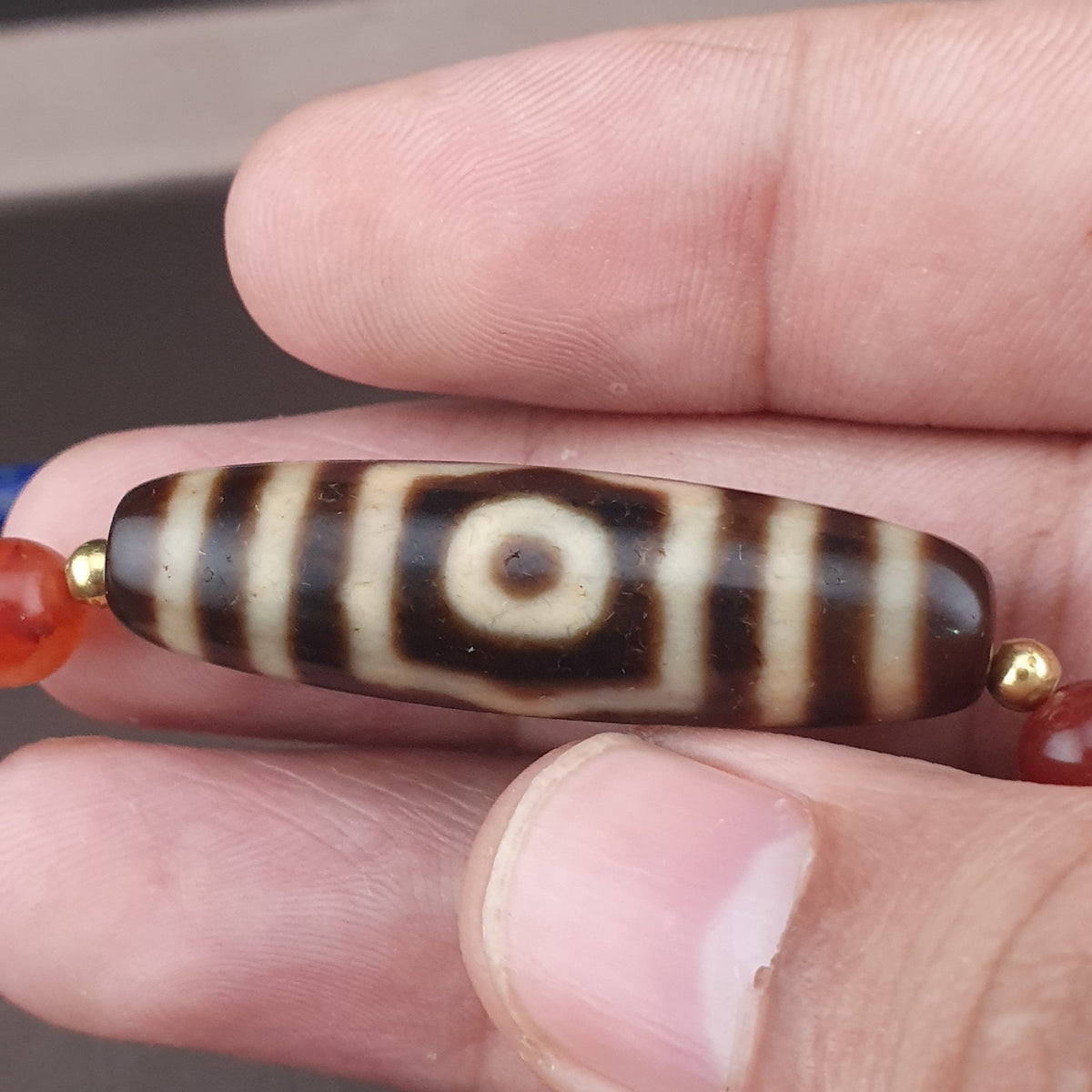 Collier de perles ancien tibétain himalayen Dzi en agate à 3 yeux avec mélange de lapis et de cornaline