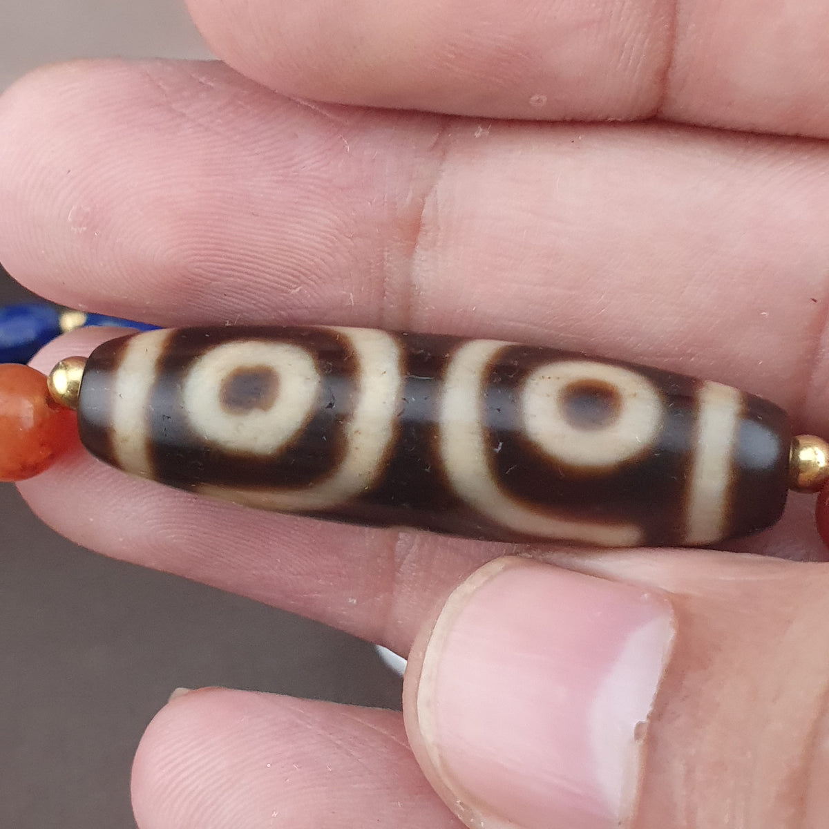 Collier de perles ancien tibétain himalayen Dzi en agate à 3 yeux avec mélange de lapis et de cornaline