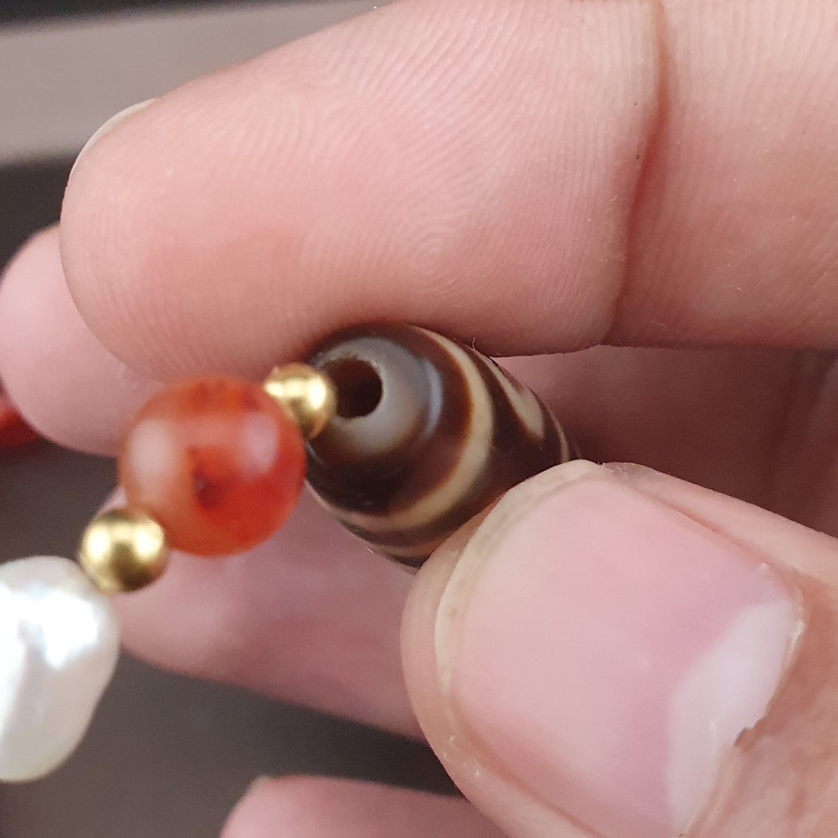 Collier de perles ancien tibétain himalayen Dzi en agate à 3 yeux avec mélange de lapis et de cornaline