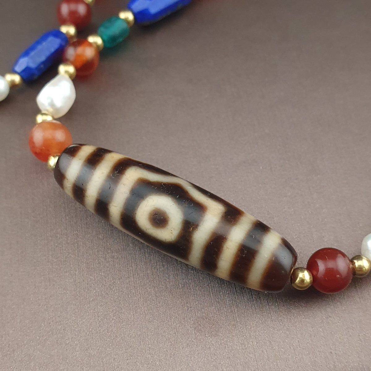 Collier de perles ancien tibétain himalayen Dzi en agate à 3 yeux avec mélange de lapis et de cornaline