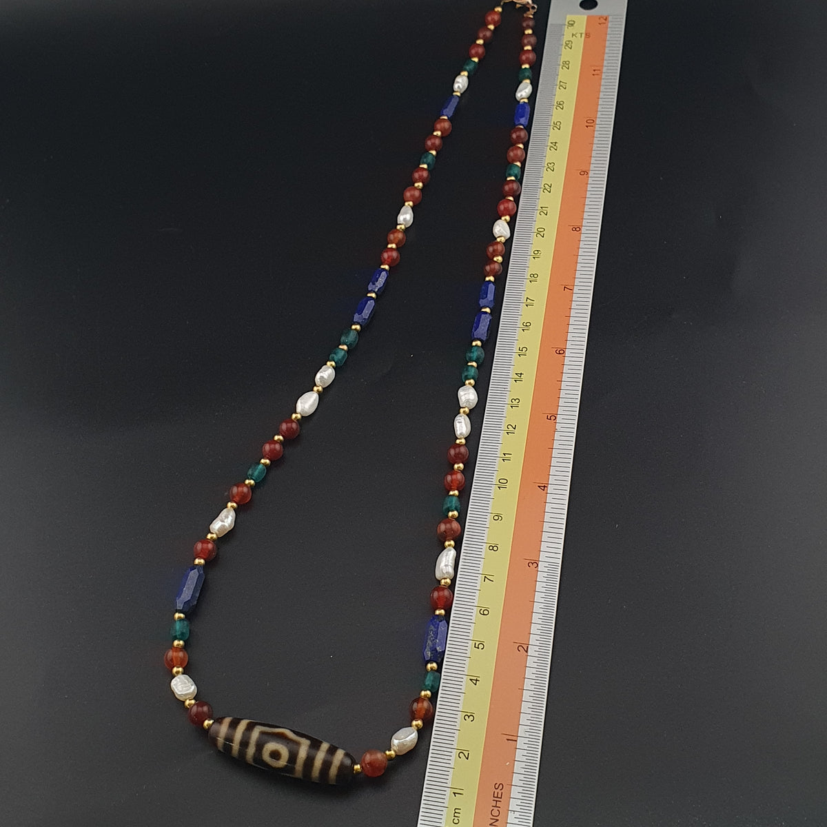 Collier de perles ancien tibétain himalayen Dzi en agate à 3 yeux avec mélange de lapis et de cornaline