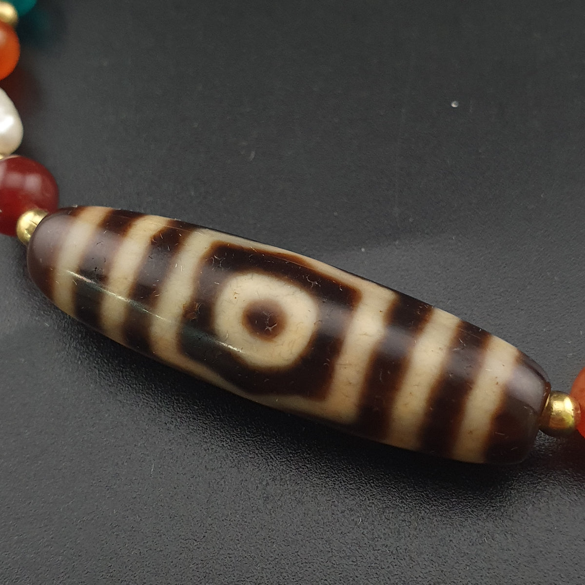 Collier de perles ancien tibétain himalayen Dzi en agate à 3 yeux avec mélange de lapis et de cornaline