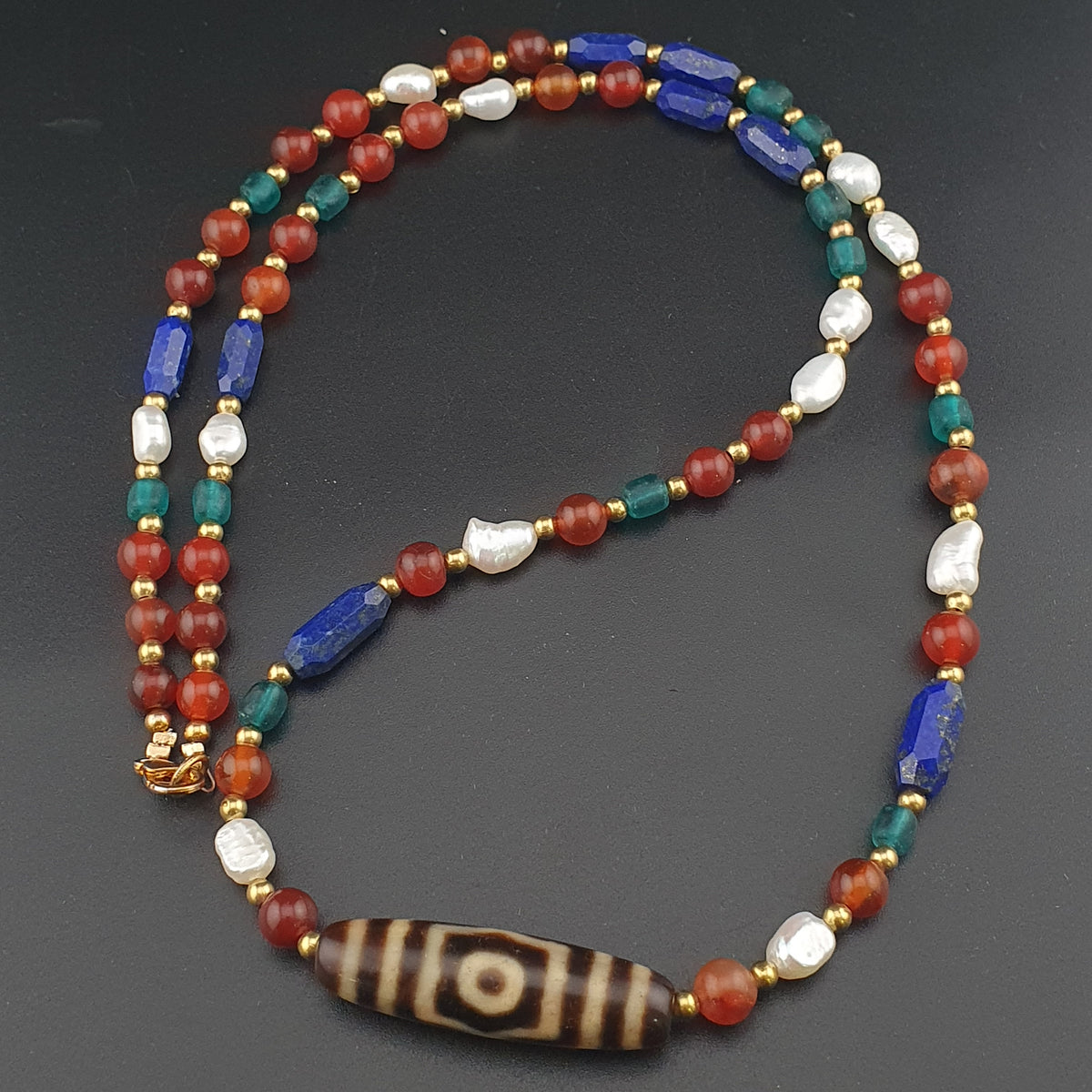 Collier de perles ancien tibétain himalayen Dzi en agate à 3 yeux avec mélange de lapis et de cornaline