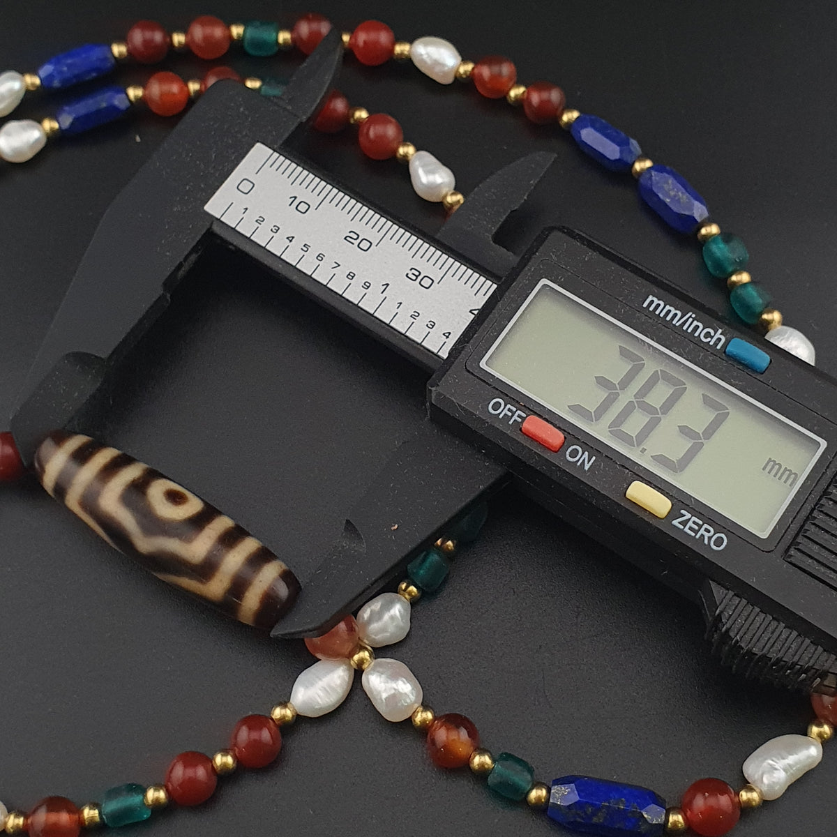 Collier de perles ancien tibétain himalayen Dzi en agate à 3 yeux avec mélange de lapis et de cornaline