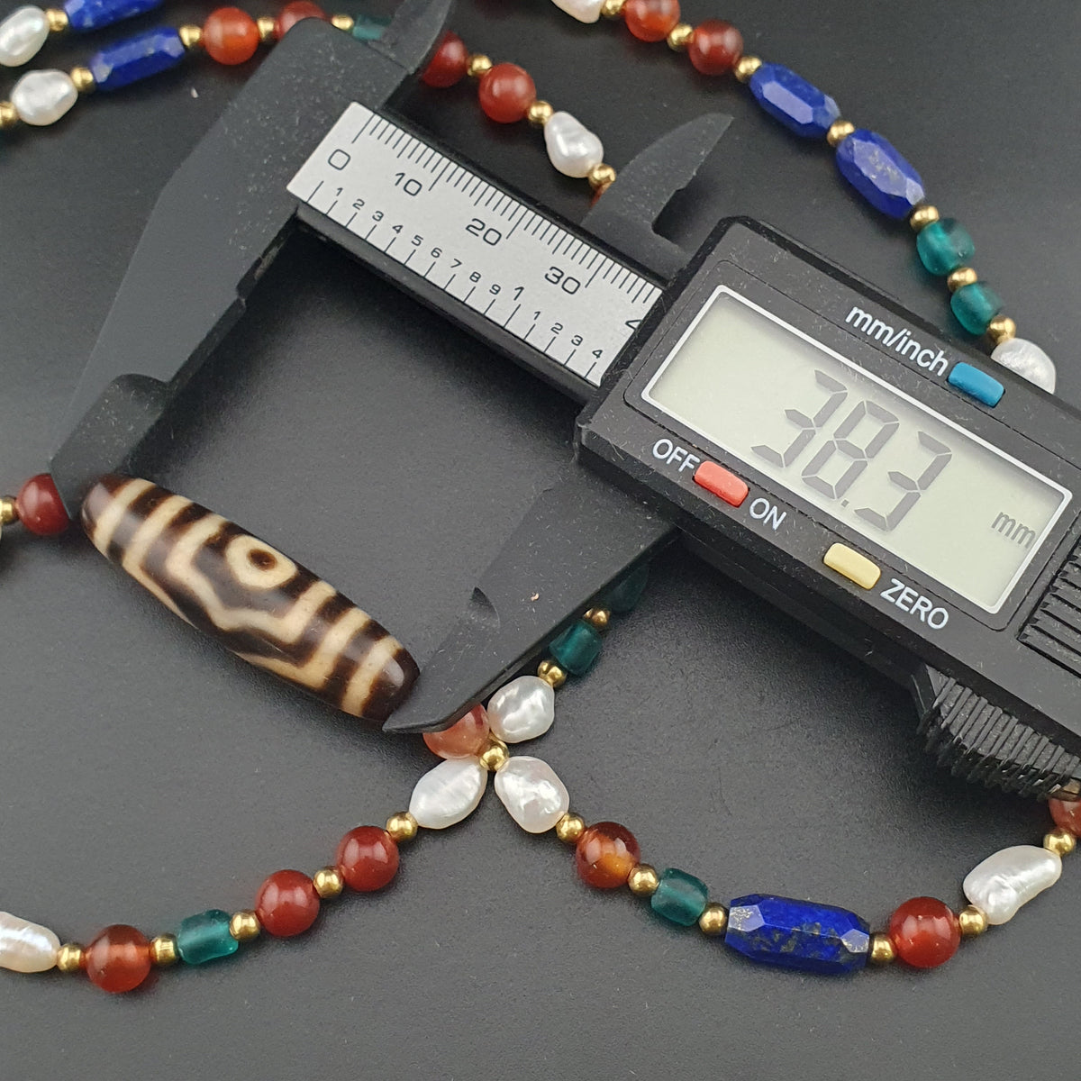 Collier de perles ancien tibétain himalayen Dzi en agate à 3 yeux avec mélange de lapis et de cornaline