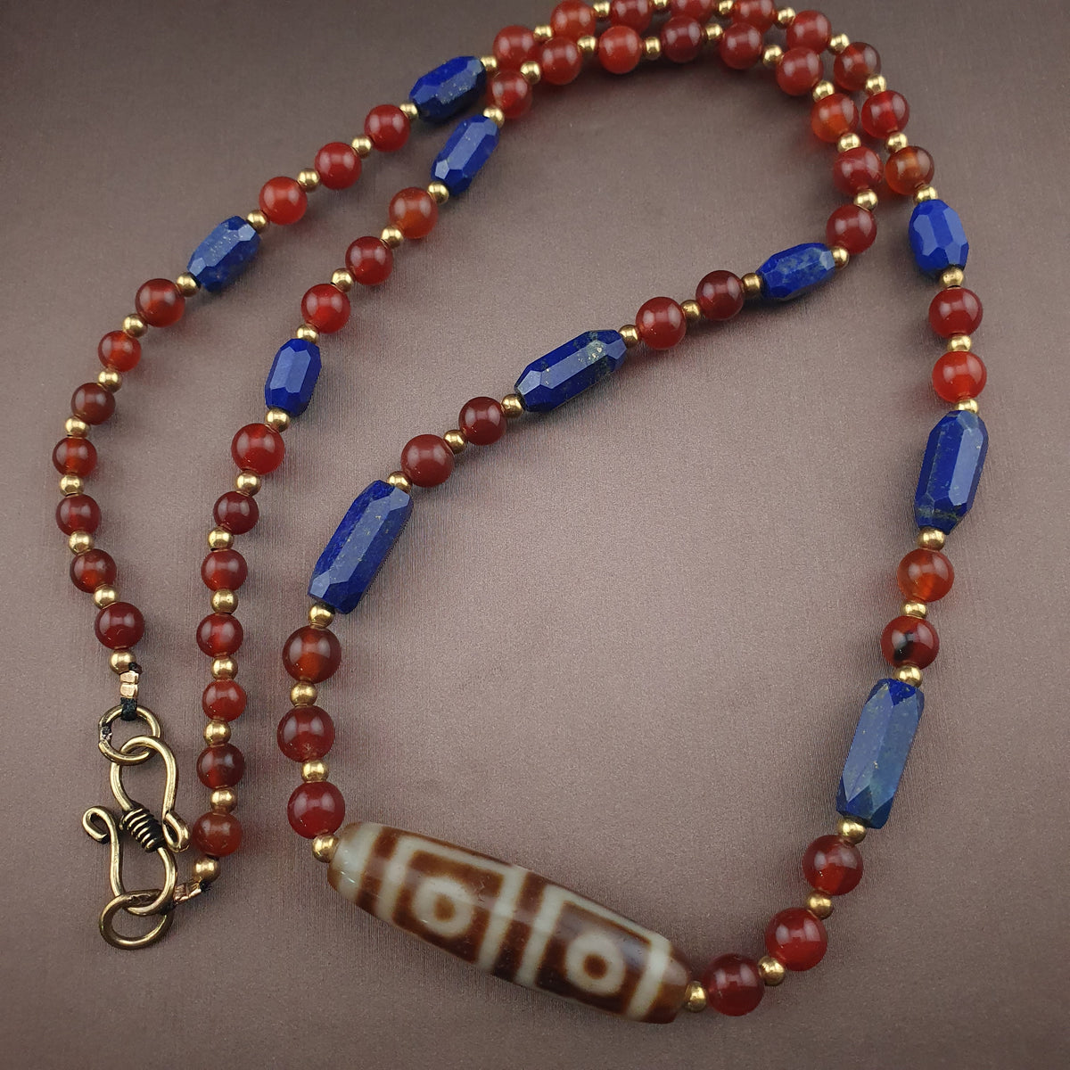 Collier ancien 4 yeux en agate tibétaine de l'Himalaya avec cornaline africaine et lapis.