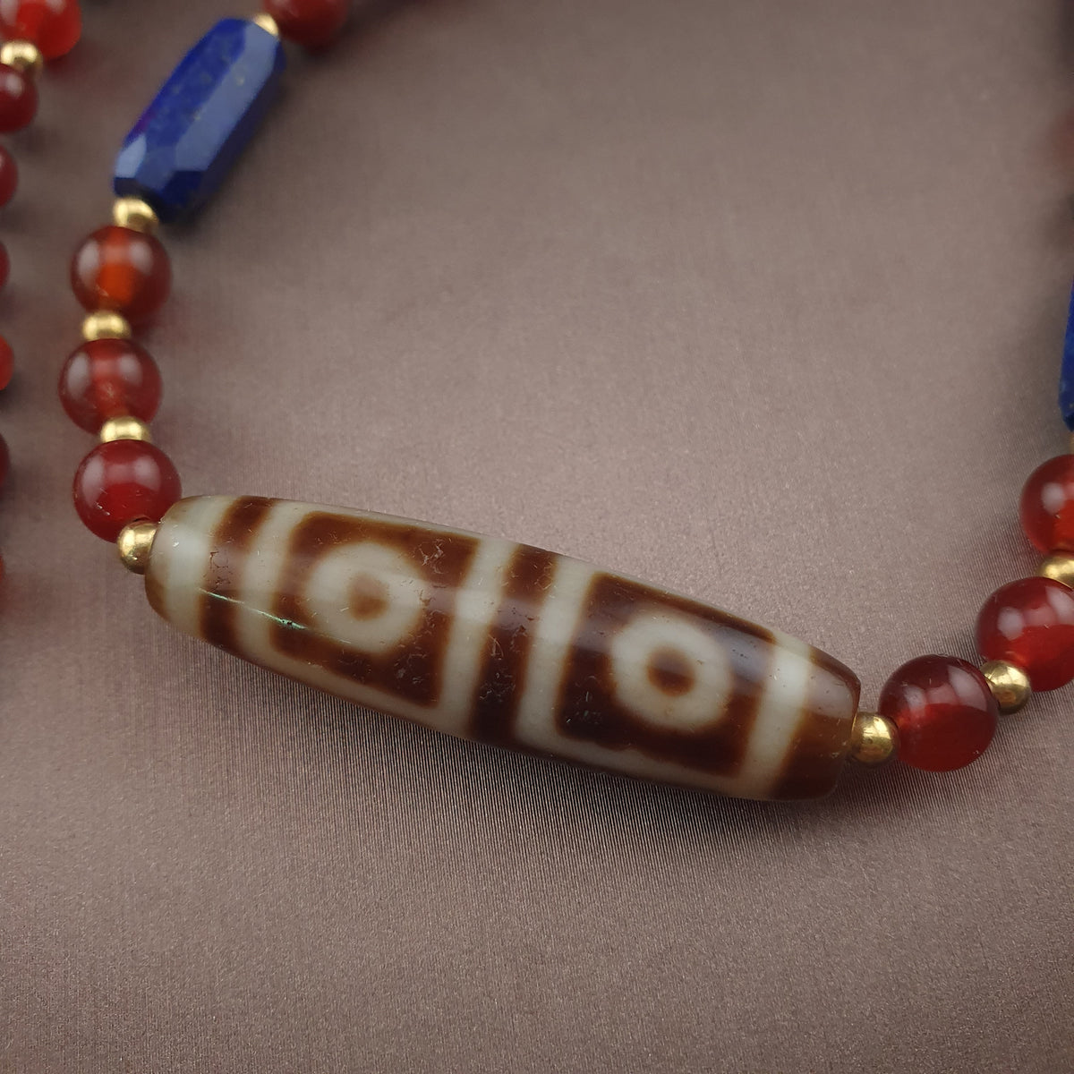 Collier ancien 4 yeux en agate tibétaine de l'Himalaya avec cornaline africaine et lapis.