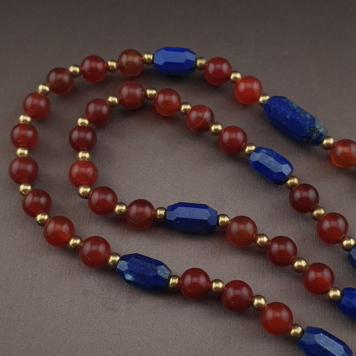 Collier ancien 4 yeux en agate tibétaine de l'Himalaya avec cornaline africaine et lapis.
