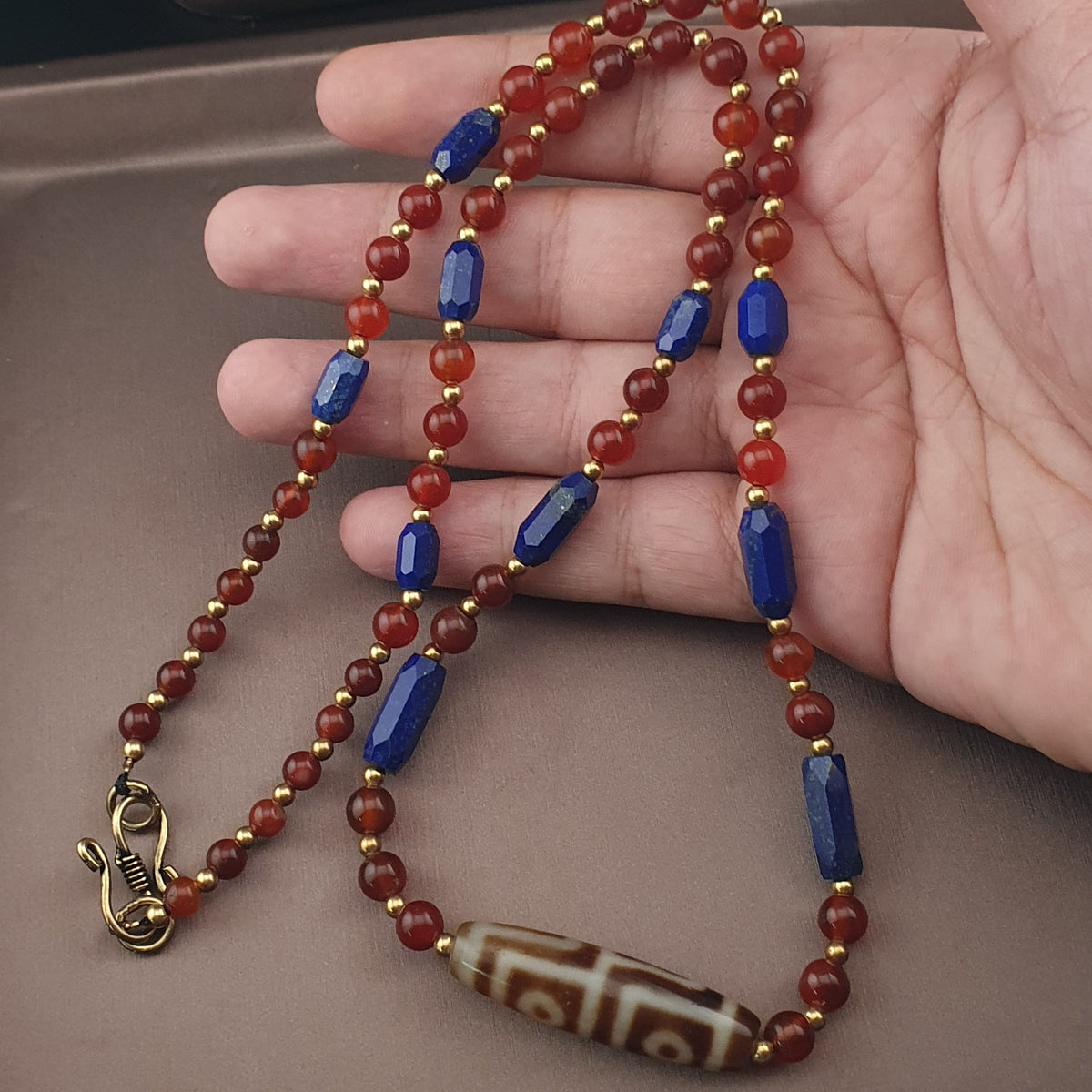 Collier ancien 4 yeux en agate tibétaine de l'Himalaya avec cornaline africaine et lapis.