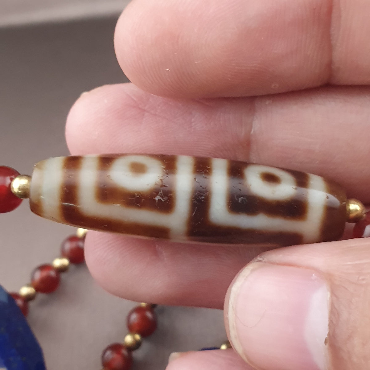 Collier ancien 4 yeux en agate tibétaine de l'Himalaya avec cornaline africaine et lapis.