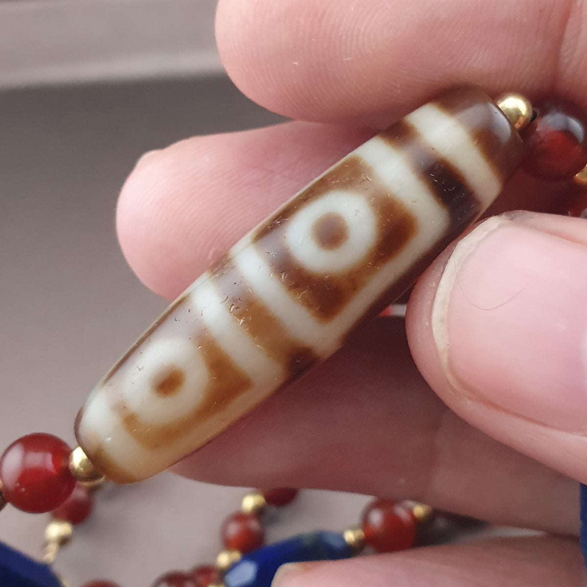 Collier ancien 4 yeux en agate tibétaine de l'Himalaya avec cornaline africaine et lapis.