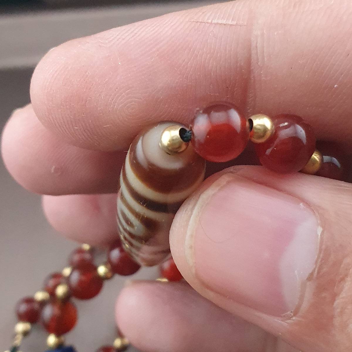 Collier ancien 4 yeux en agate tibétaine de l'Himalaya avec cornaline africaine et lapis.